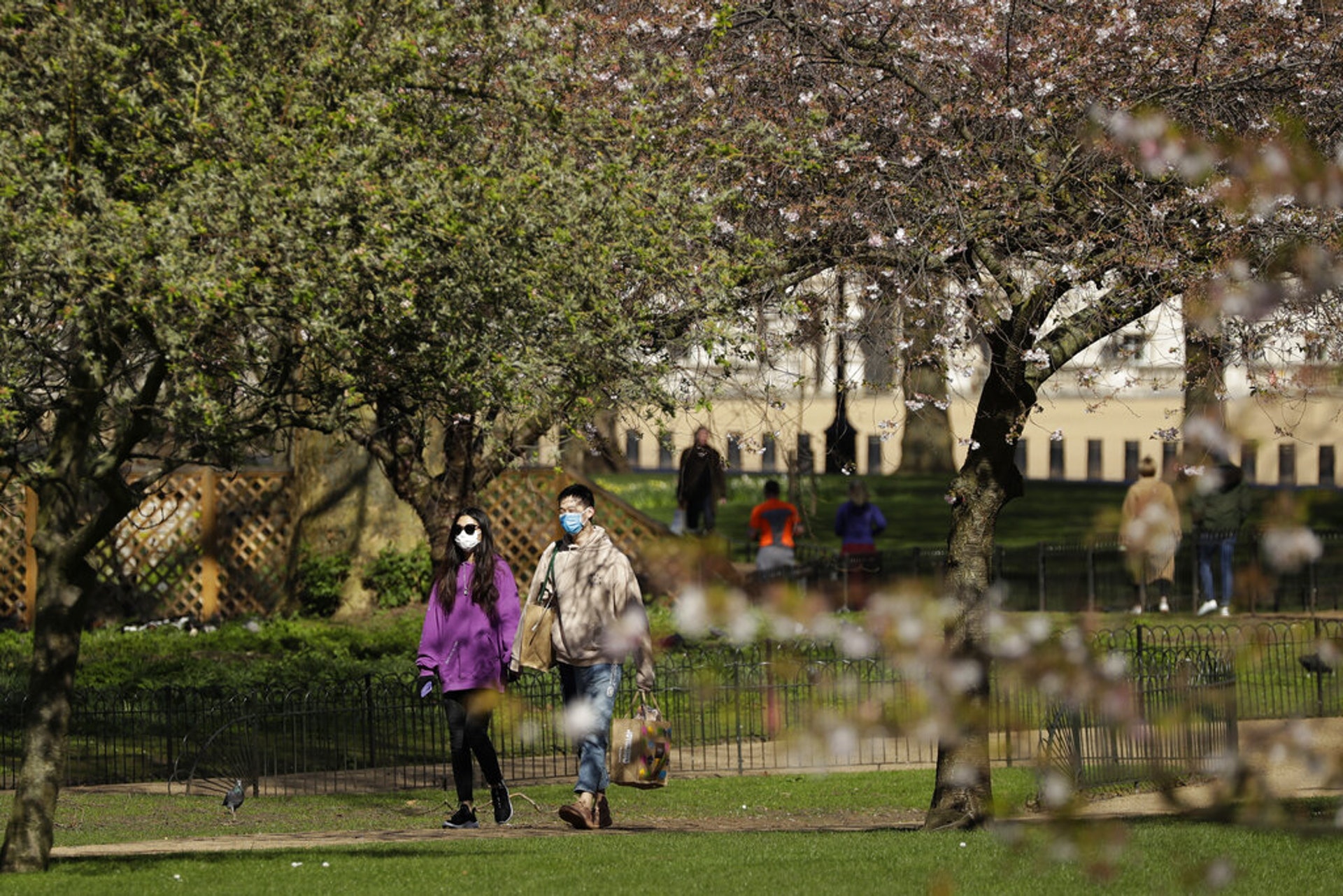 新冠肺炎：3月23日，英國倫敦聖詹姆斯公園有市民路過。英國政府鼓勵市民保持社交距離，並指如果公眾未有遵守指引，將採取進一步限制措施。（AP）