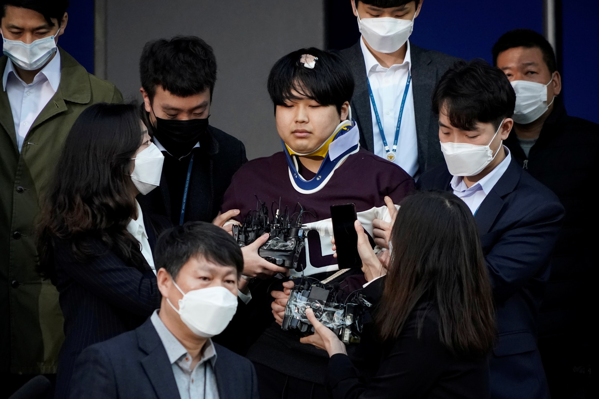 N號房:趙主彬在警察局外向受害者道歉,並「感謝大家讓我停下這個惡魔人生」。圖為3月25日趙主彬離開警署。(Reuters) N號房:趙主彬在警察局外向受害者道歉,並「感謝大家讓我停下這個惡魔人生」。圖為3月25日趙主彬離開警署。(Reuters)