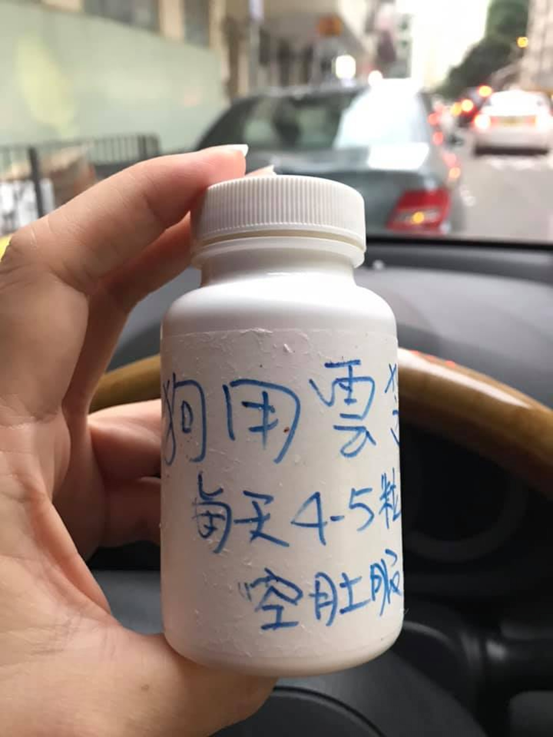 有善長得知「希望武士」的情況後,立即向牠送上雲芝,希望能緩和其病情,並減輕痛楚。(相片由「大樹下」提供) 有善長得知「希望武士」的情況後,立即向牠送上雲芝,希望能緩和其病情,並減輕痛楚。(相片由「大樹下」提供)