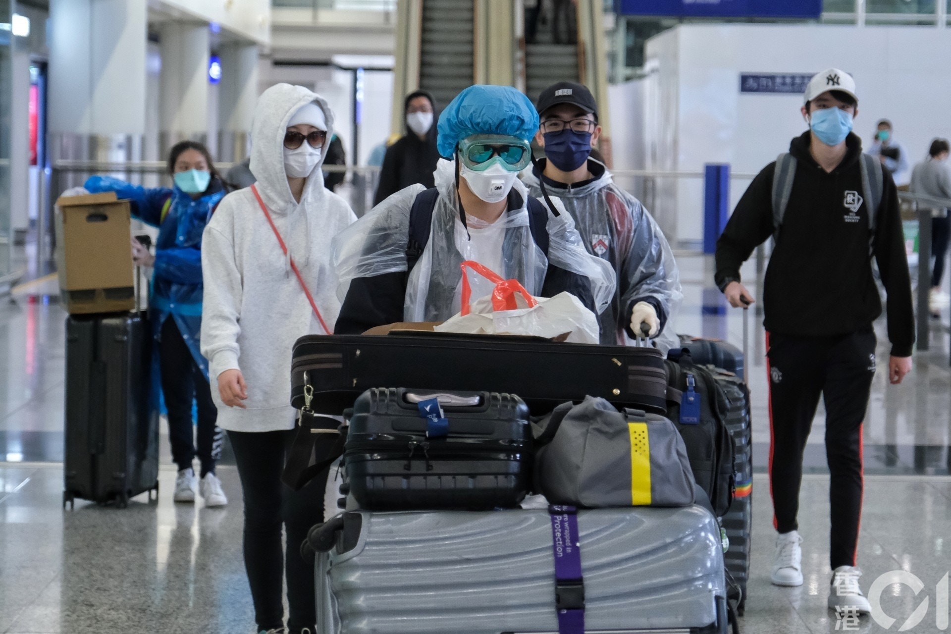 護目鏡和口罩在日常生活中變得不可或缺。(資料圖片) 護目鏡和口罩在日常生活中變得不可或缺。(資料圖片)