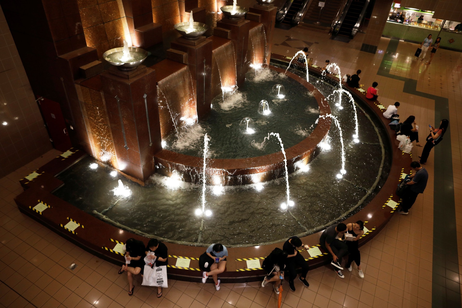 新型冠狀病毒肺炎:新加坡正實施人群聚集管制措施,在商場的噴水池座位也被分隔開來。圖攝於3月27日。(Reuters) 新型冠狀病毒肺炎:新加坡正實施人群聚集管制措施,在商場的噴水池座位也被分隔開來。圖攝於3月27日。(Reuters)