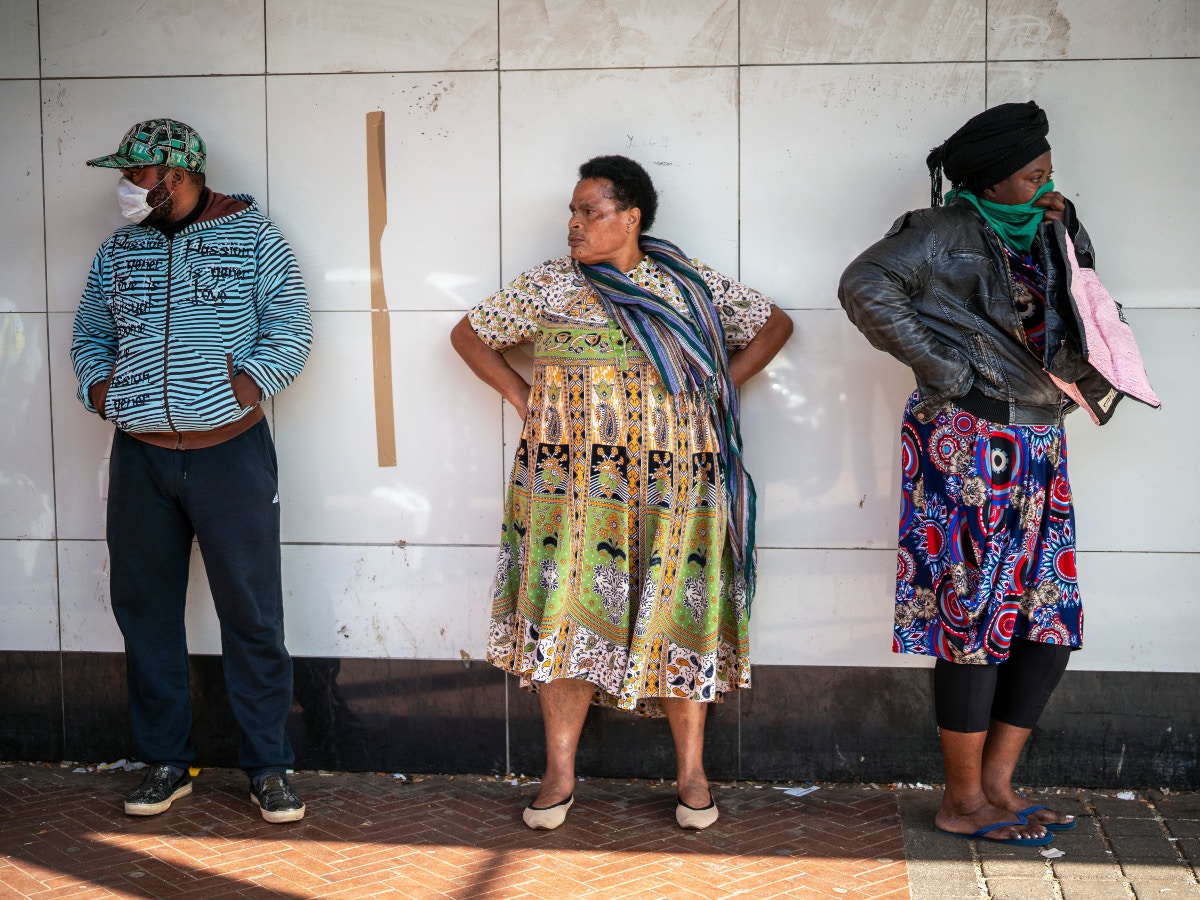 南非新冠肺炎疫情：圖為3月28日，約翰內斯堡居民在零售店附近排隊，等候進店購買東西。（AP）