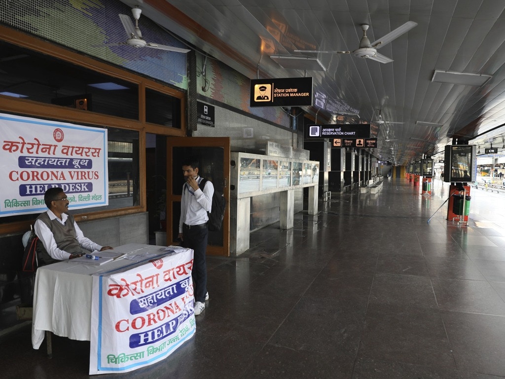 為應對新冠肺炎疫情，印度全國實行封城措施。圖為2020年3月23日，人煙稀少的新德里火車站。（AP）