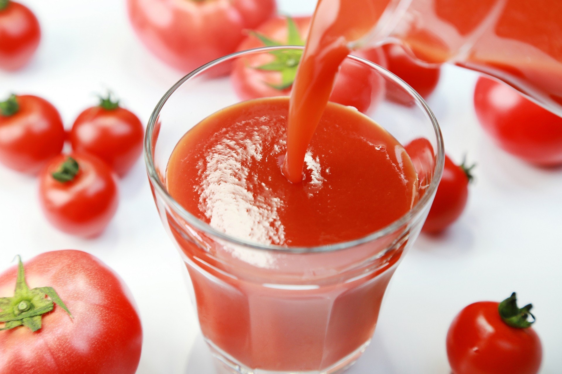 或是飲用新鮮番茄汁1杯。(資料圖片) 或是飲用新鮮番茄汁1杯。(資料圖片)