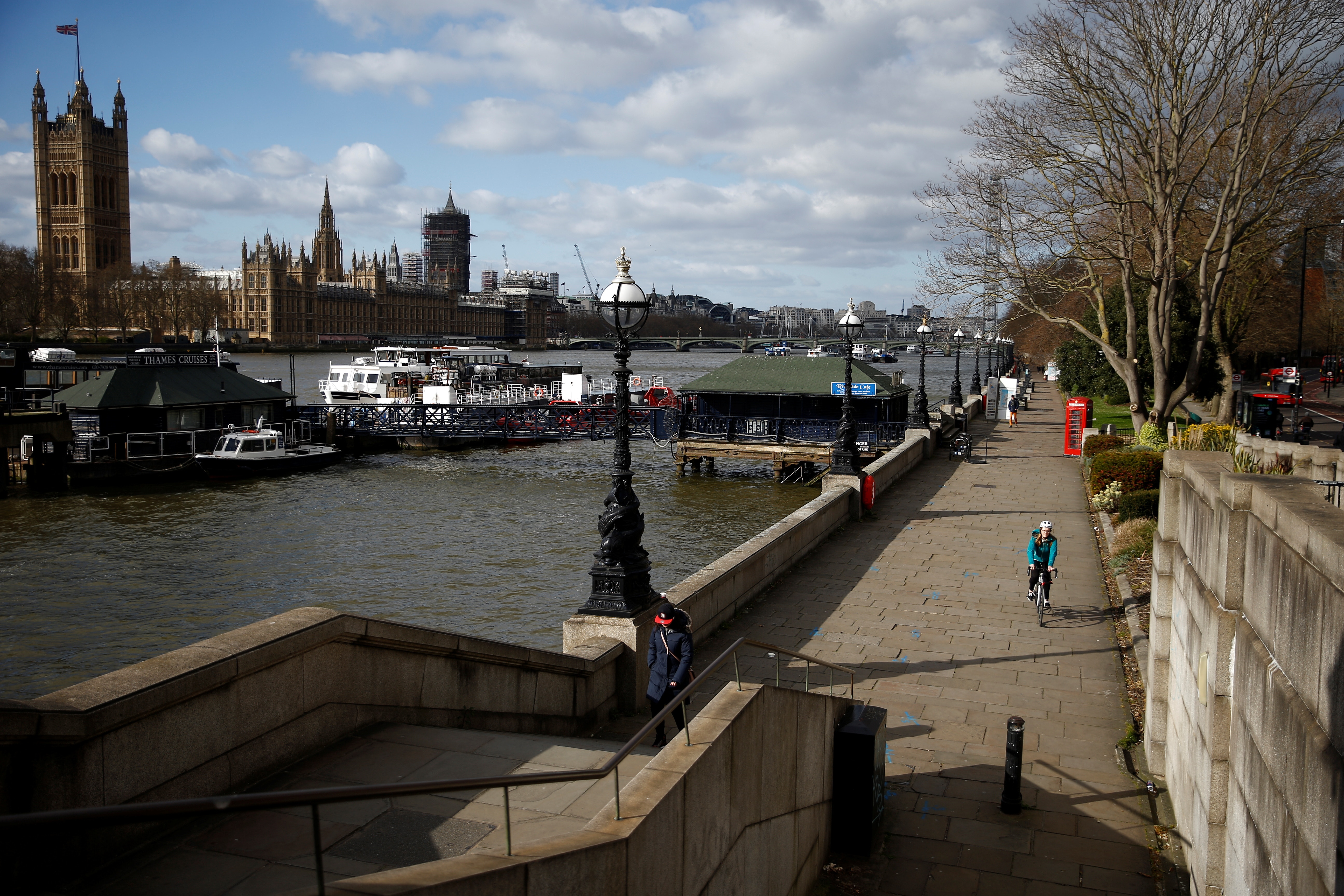 新型冠狀病毒肺炎：英國政府呼籲民眾避免外出，在泰晤士河畔只有少量的人影。圖攝於3月29日。（Reuters）