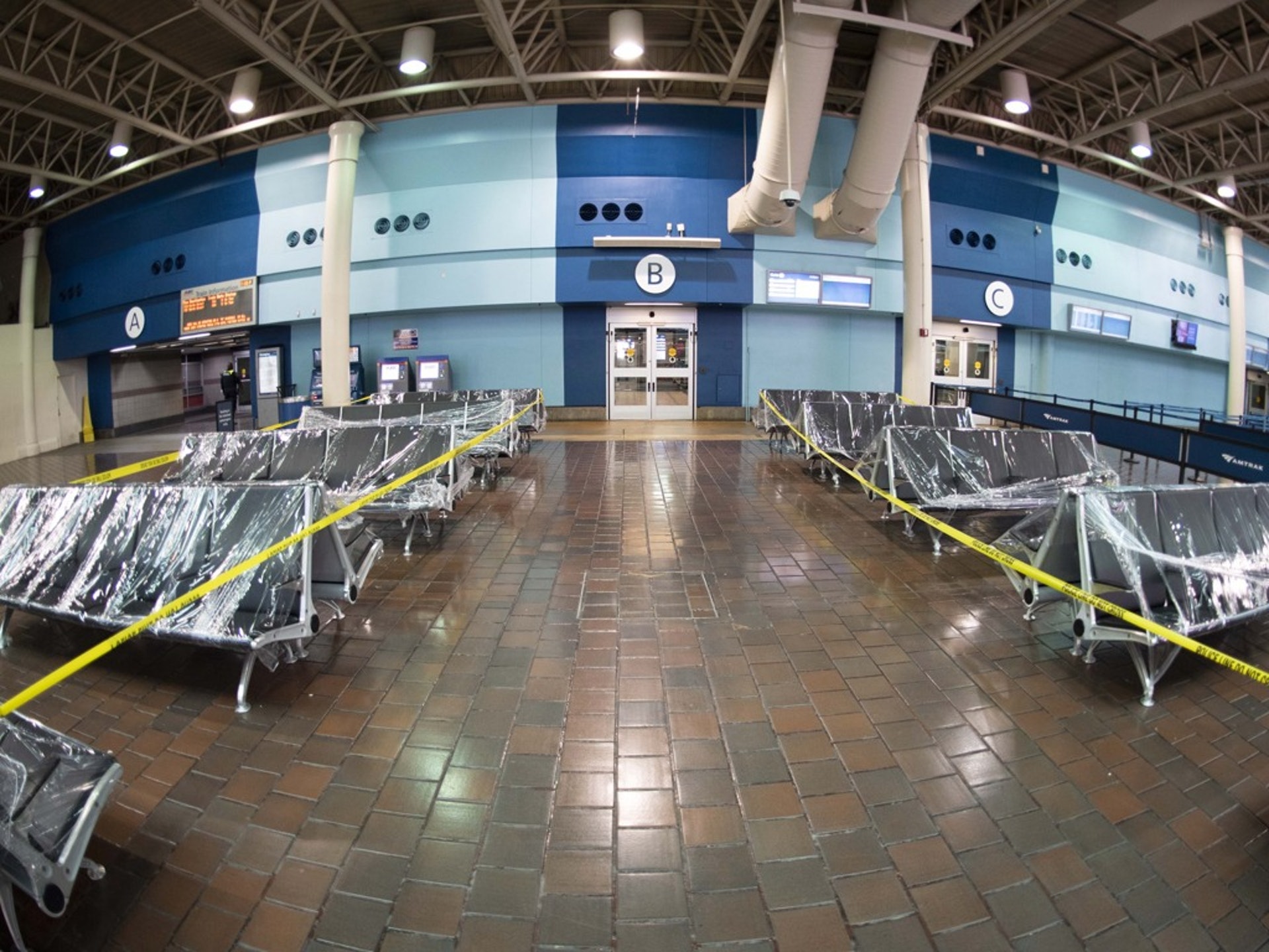 美國已成新冠肺炎疫情重災區,每日新增數萬確診人數。圖為2020年3月29日,為阻止新冠肺炎疫情蔓延,華盛頓聯合車站候車室的座椅被包裹起來,禁止使用。(新華社) 美國已成新冠肺炎疫情重災區,每日新增數萬確診人數。圖為2020年3月29日,為阻止新冠肺炎疫情蔓延,華盛頓聯合車站候車室的座椅被包裹起來,禁止使用。(新華社)