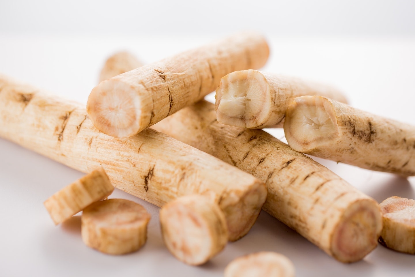 牛蒡、蘿蔔｜這些根菜類食品富含食物纖維，食用時需要咀嚼，自然減慢了進食速度，並延長飽腹感。如果跟蒟蒻同煮，更可讓口感更豐富，一碗味噌湯相當於一頓飯。（資料圖片）