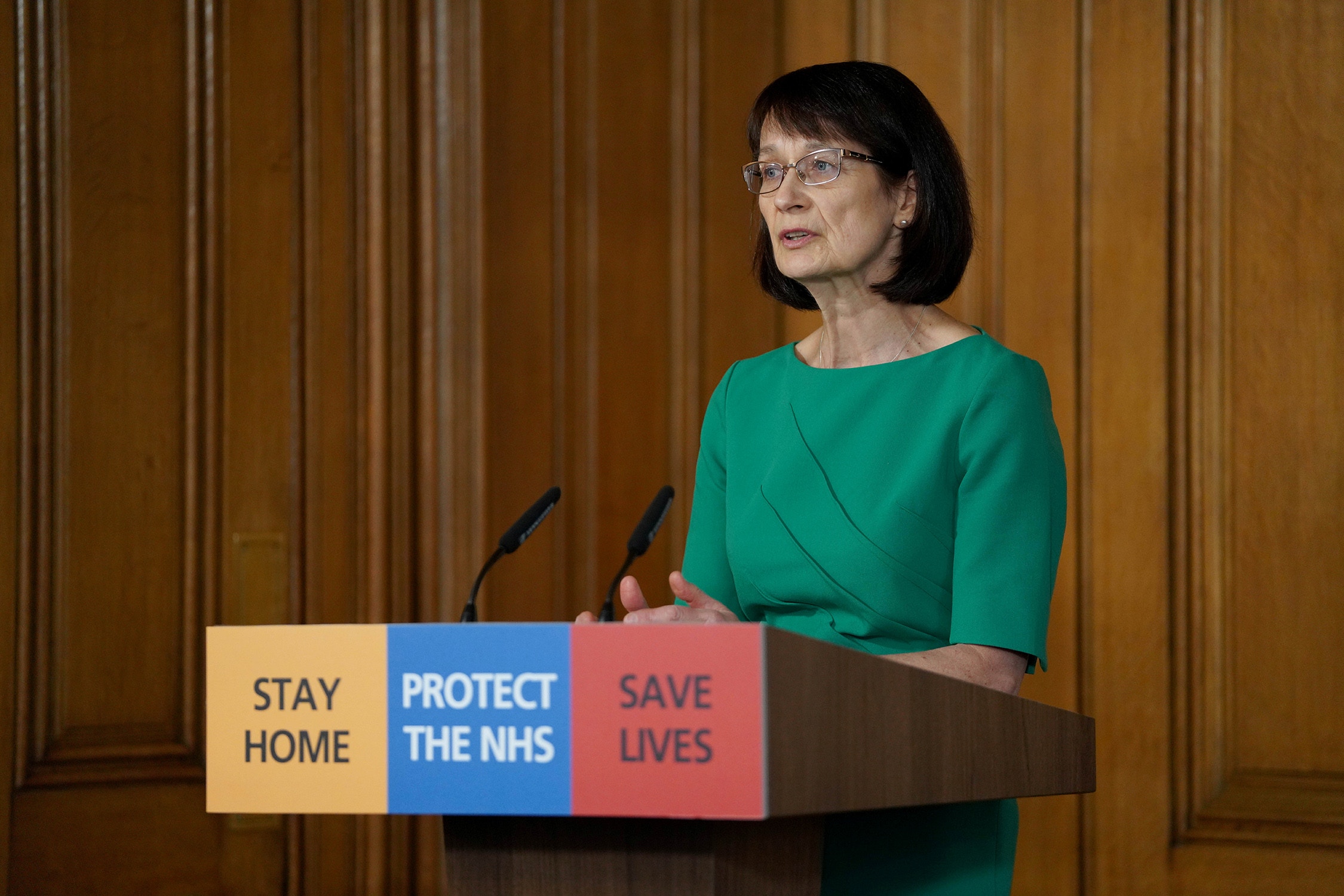 新型冠狀病毒肺炎：英國副首席醫療官哈里斯出席記者會，說明新冠肺炎的現況。攝於3月29日。（Reuters）