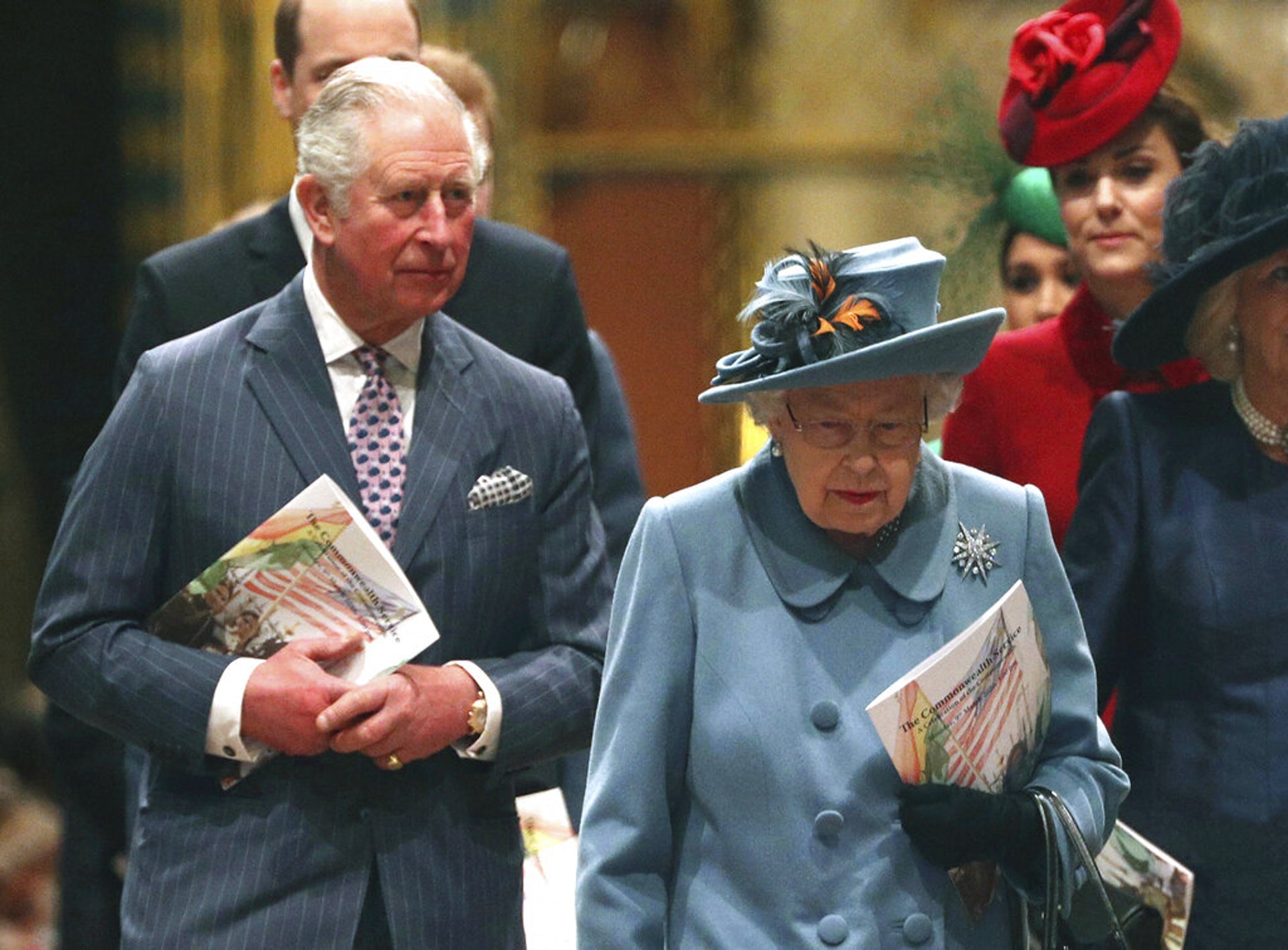 圖為3月9日英國查理斯王子與英女王伊利沙伯二世在出席英聯邦日彌撒後離開西敏寺。（AP）