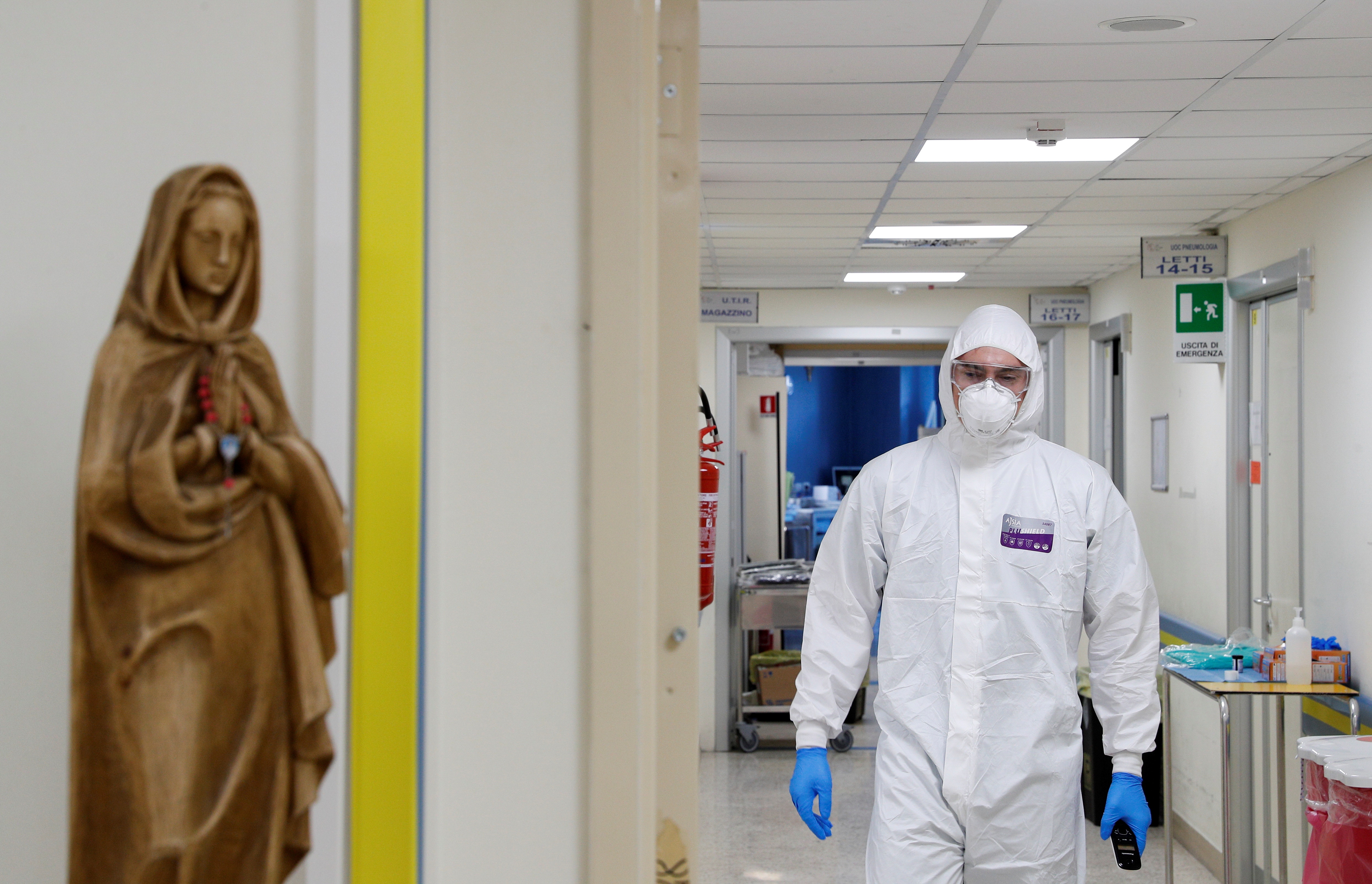 新型冠狀病毒肺炎：意大利是歐洲疫情重災區。意大利羅馬聖菲利浦內里（San Filippo Neri）醫院中，一名身穿防護服的醫務人員正準備前往治療患者，攝於3月30日。（Reuters）