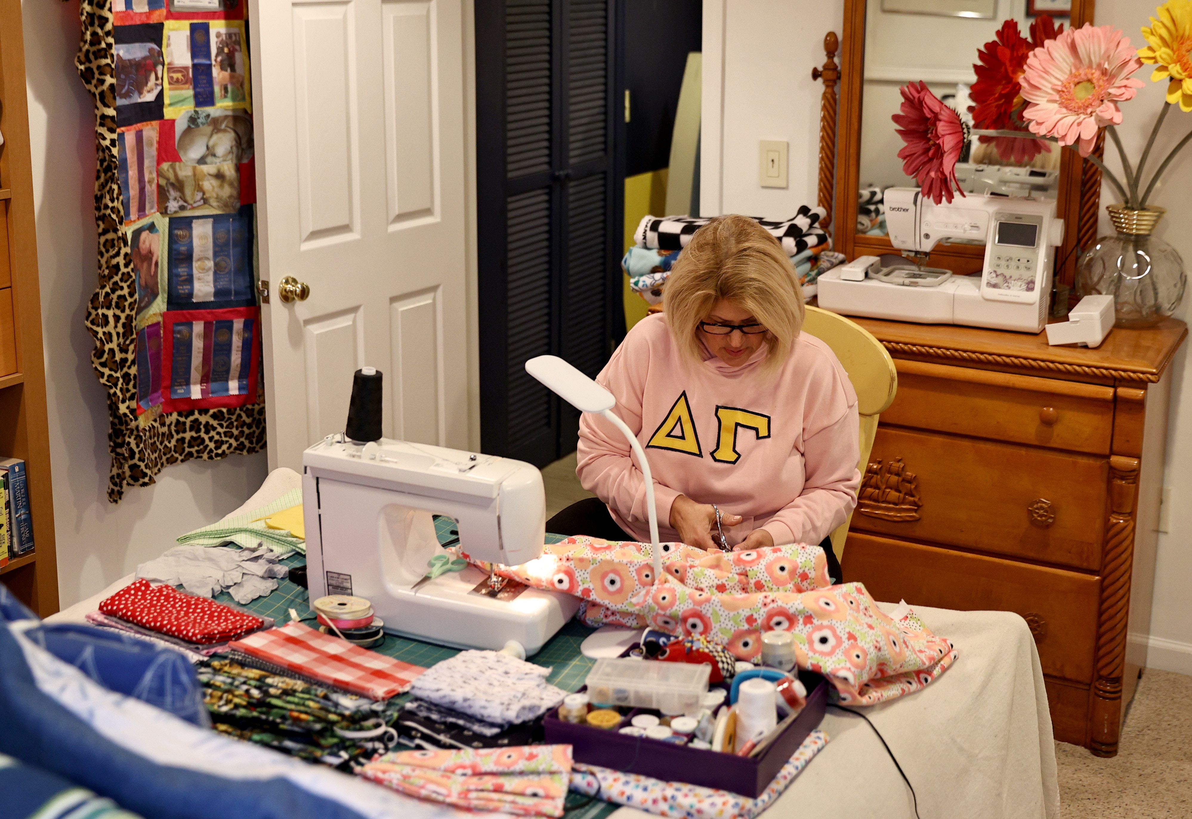 世界衛生組織和美國疾病控制和預防中心現時只建議患者和照顧患者的人士戴口罩。不過有報道指，美國考慮修改指引，呼籲市民戴自製口罩。圖為3月28日，美國新澤西州有市民自發製作布口罩協助抗疫。（Getty Images）