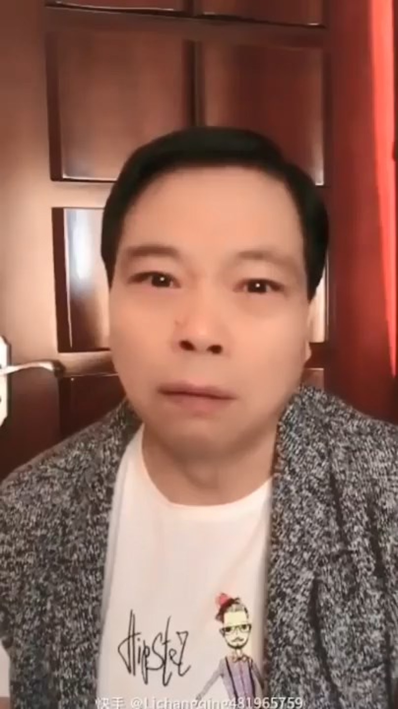 影片中該男子自稱是海外華僑,並對着鏡頭懺悔,表示自己沒有面子回中國。(網上圖片) 影片中該男子自稱是海外華僑,並對着鏡頭懺悔,表示自己沒有面子回中國。(網上圖片)