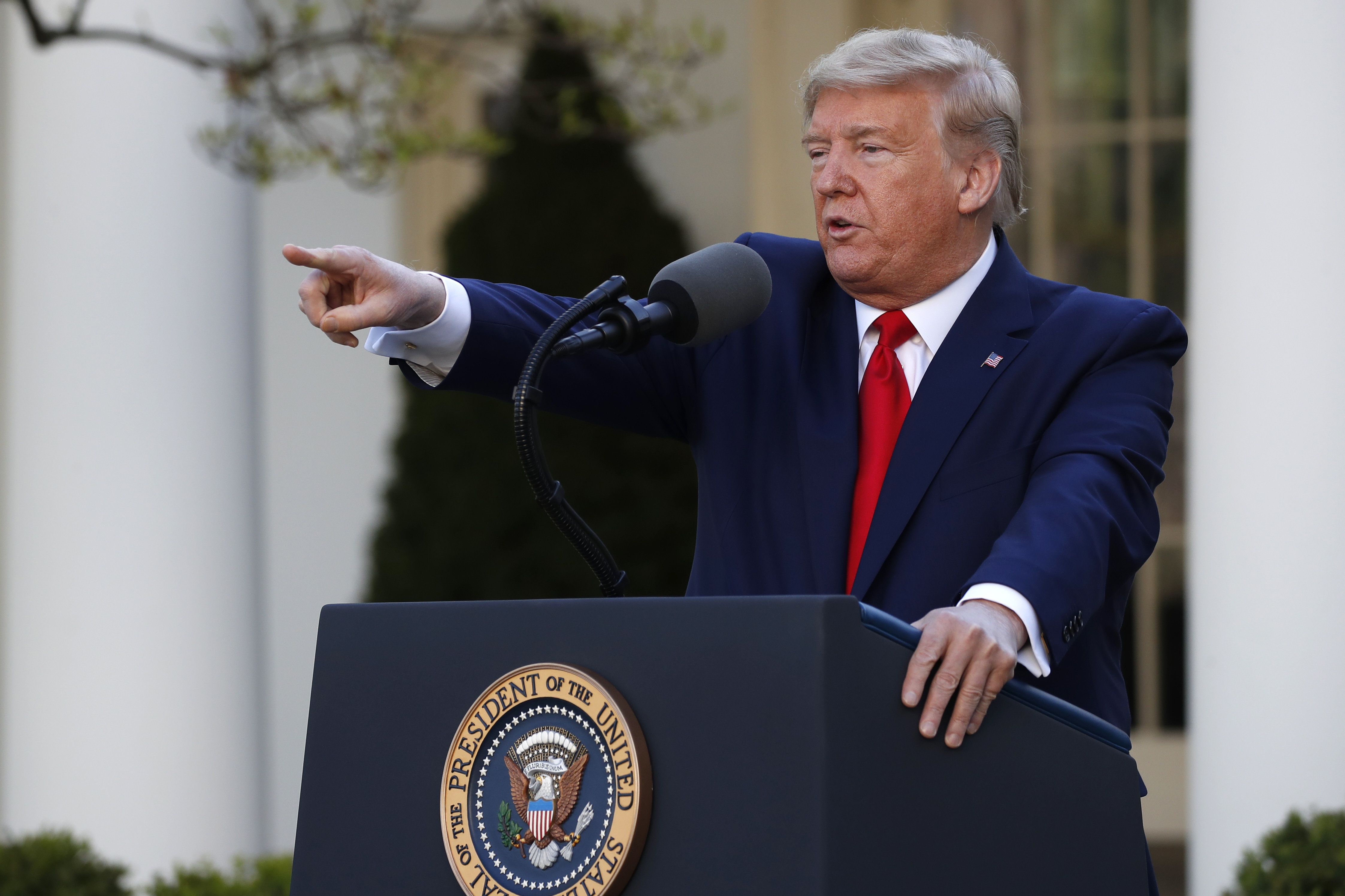 新冠肺炎：白宮與國會正為第四輪經濟刺激措施做準備，圖為特朗普3月30日在白宮見記者。（AP）