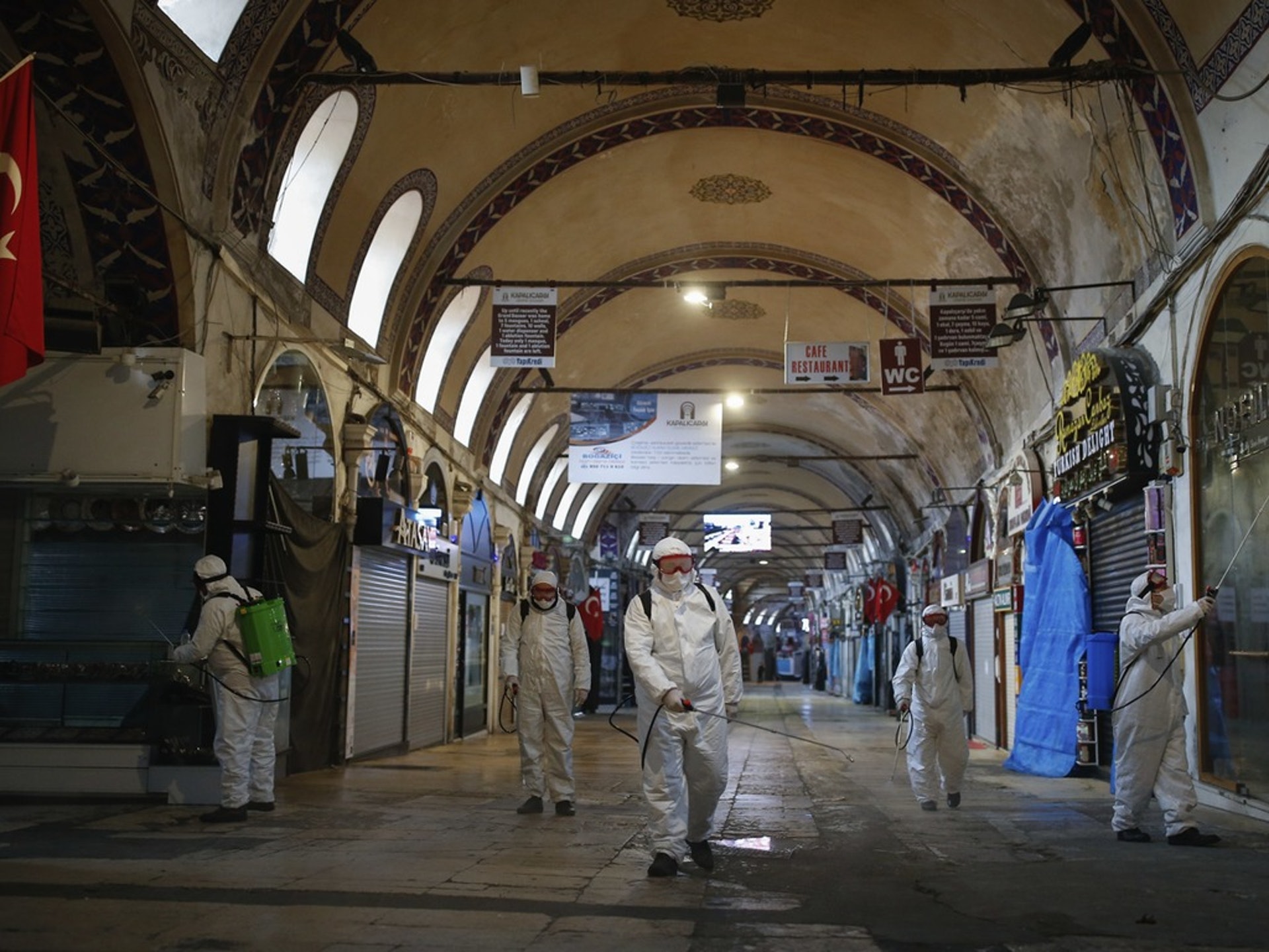 土耳其伊斯坦堡政府人員3月25日穿上防護衣對主要旅遊景點之一的大巴扎噴灑消毒劑(AP) 土耳其伊斯坦堡政府人員3月25日穿上防護衣對主要旅遊景點之一的大巴扎噴灑消毒劑(AP)