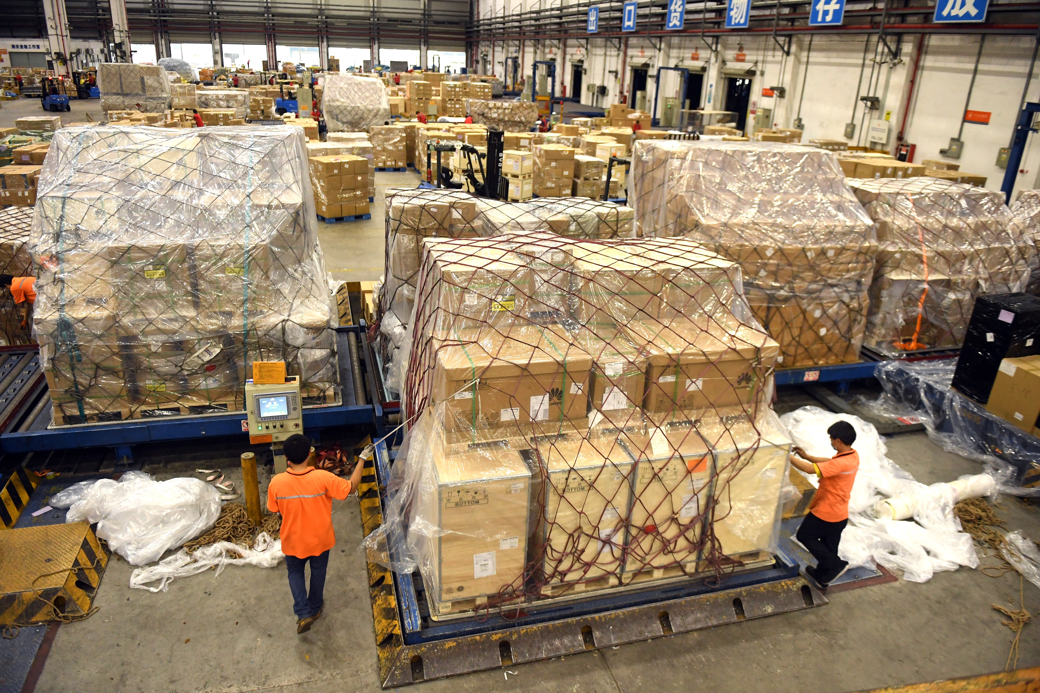 本土疫情漸見緩和的中國,近期開始向其他國家輸出醫療物資。(中新社) 本土疫情漸見緩和的中國,近期開始向其他國家輸出醫療物資。(中新社)