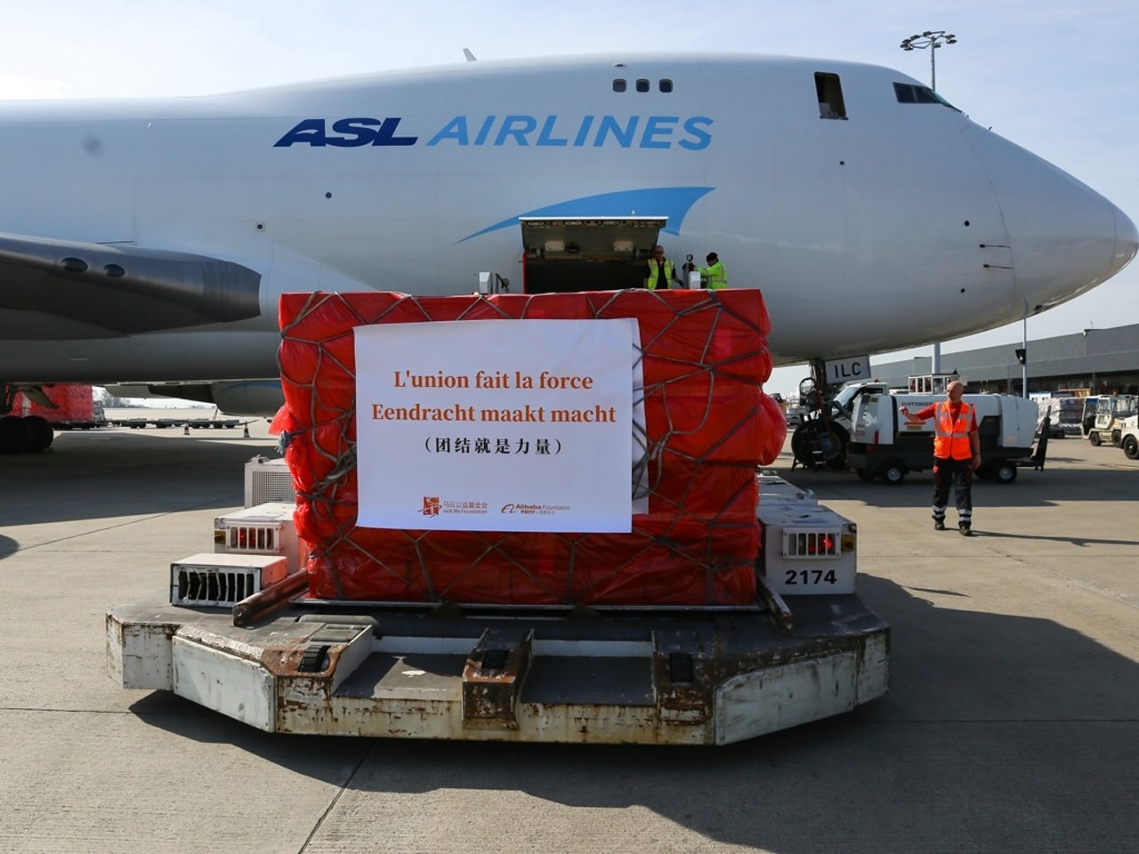 由于疫情大爆发，欧洲大规模采购中国口罩。图为3月16日，来自中国的30万只口罩运抵比利时列日机场。（新华社）