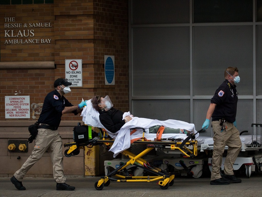 一位病人出現新冠肺炎徵狀後，醫護人員3月28日緊急將其送往美國紐約布魯克林一家醫院的急診室（新華社）
