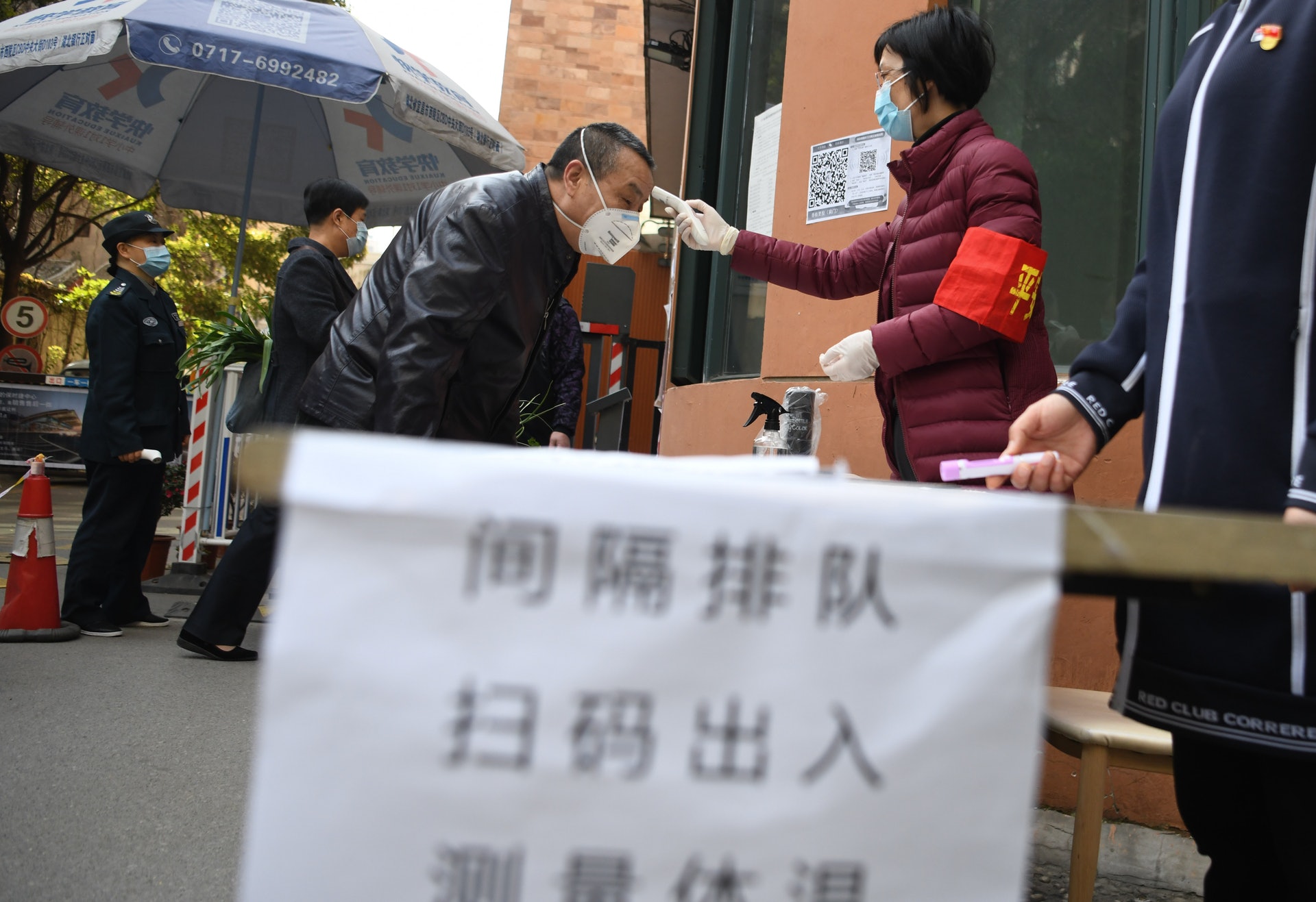 涉及個人出行的健康碼,正是在此背景下流行起來的數字新物種。沒有它,可能很多地方都不能進入。(新華社) 涉及個人出行的健康碼,正是在此背景下流行起來的數字新物種。沒有它,可能很多地方都不能進入。(新華社)