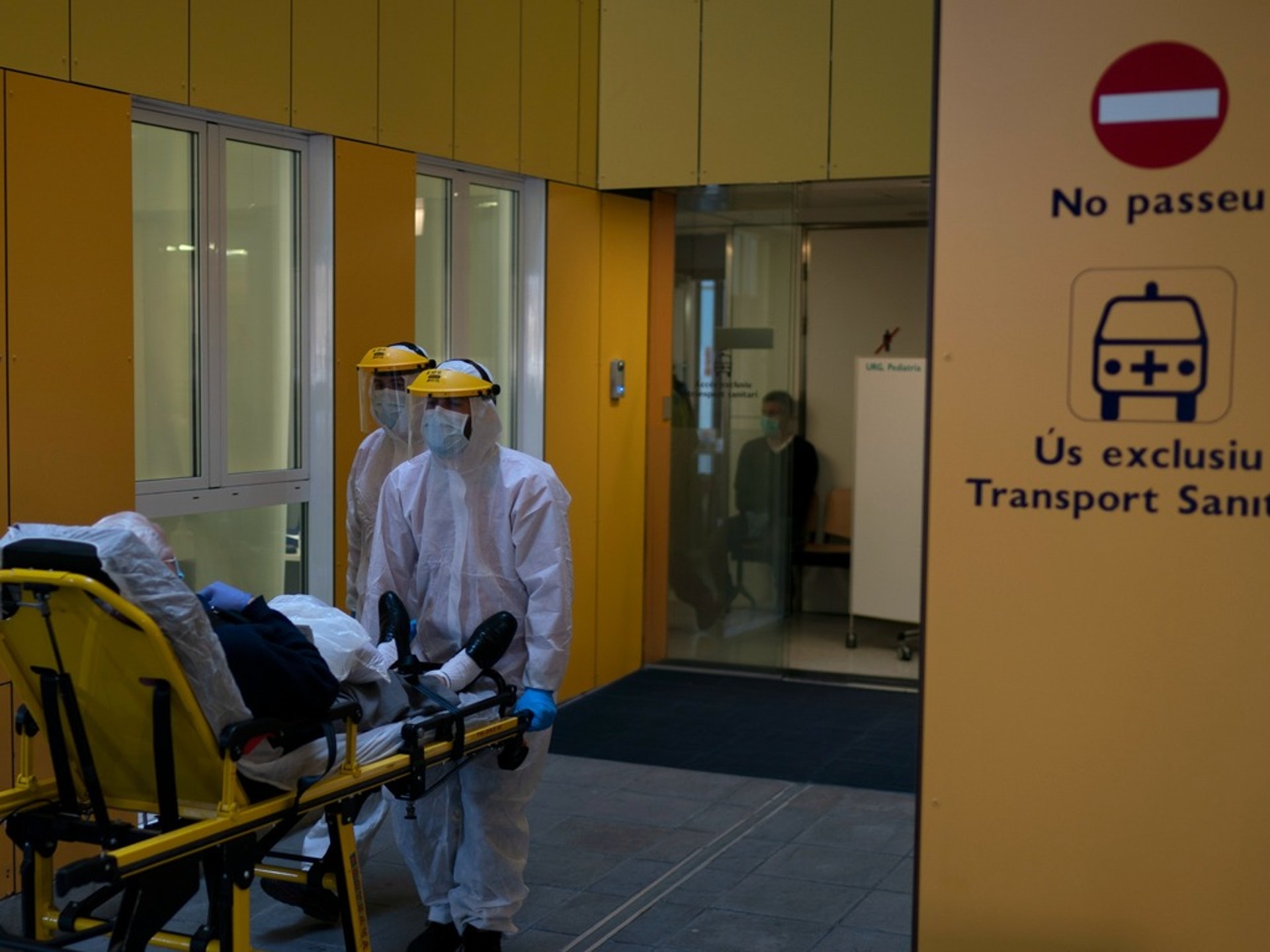 在西班牙巴塞羅那附近的薩瓦德爾,醫護人員於3月28日將一名躺在擔架上的新冠肺炎老年患者送往救護車(AP) 在西班牙巴塞羅那附近的薩瓦德爾,醫護人員於3月28日將一名躺在擔架上的新冠肺炎老年患者送往救護車(AP)