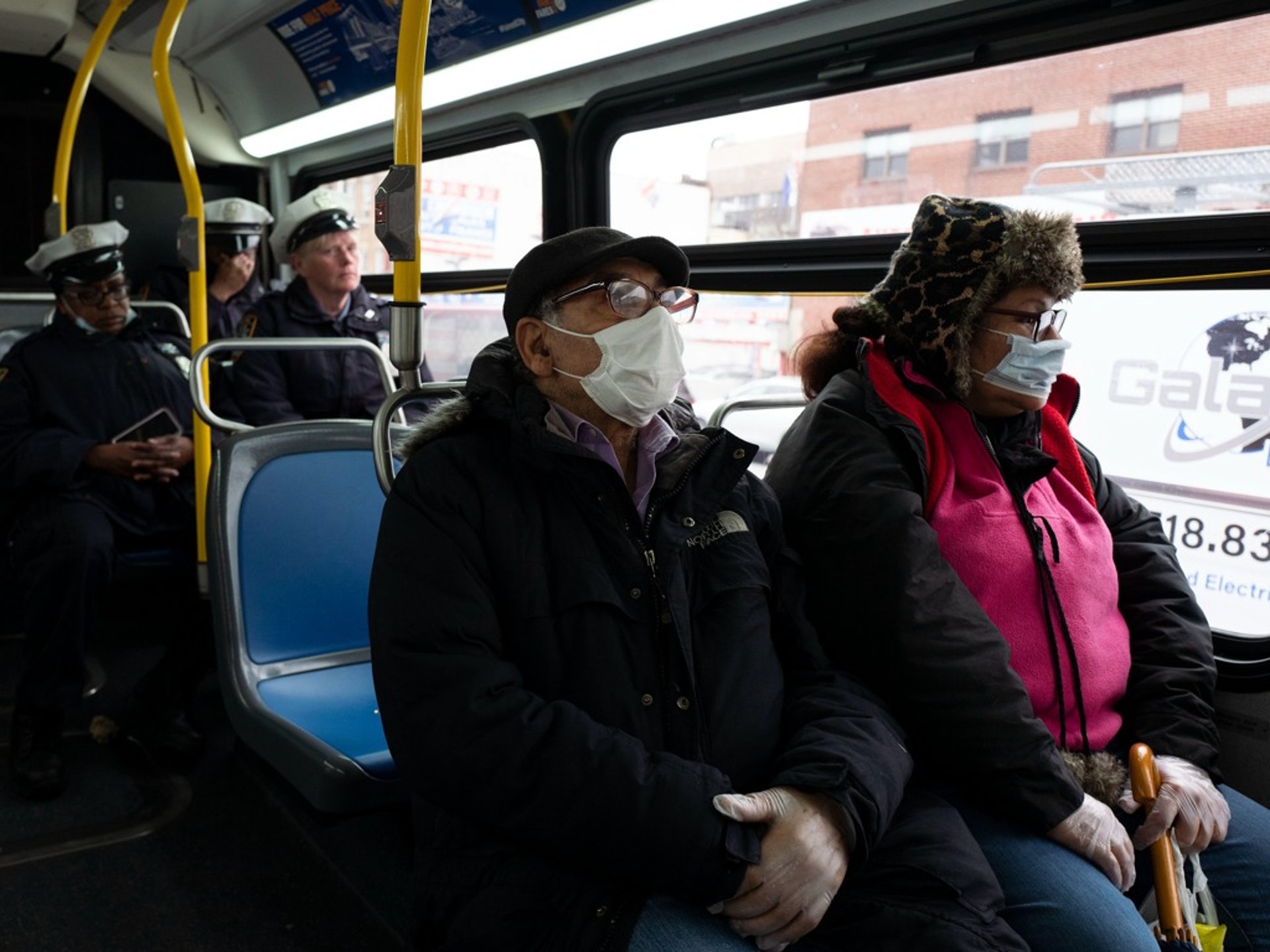 新冠肺炎疫情在美國持續擴散,美國民眾開始佩戴口罩出行。圖為紐約布魯克林區一輛巴士上,乘客在乘坐巴士時戴着口罩。(AP) 新冠肺炎疫情在美國持續擴散,美國民眾開始佩戴口罩出行。圖為紐約布魯克林區一輛巴士上,乘客在乘坐巴士時戴着口罩。(AP)