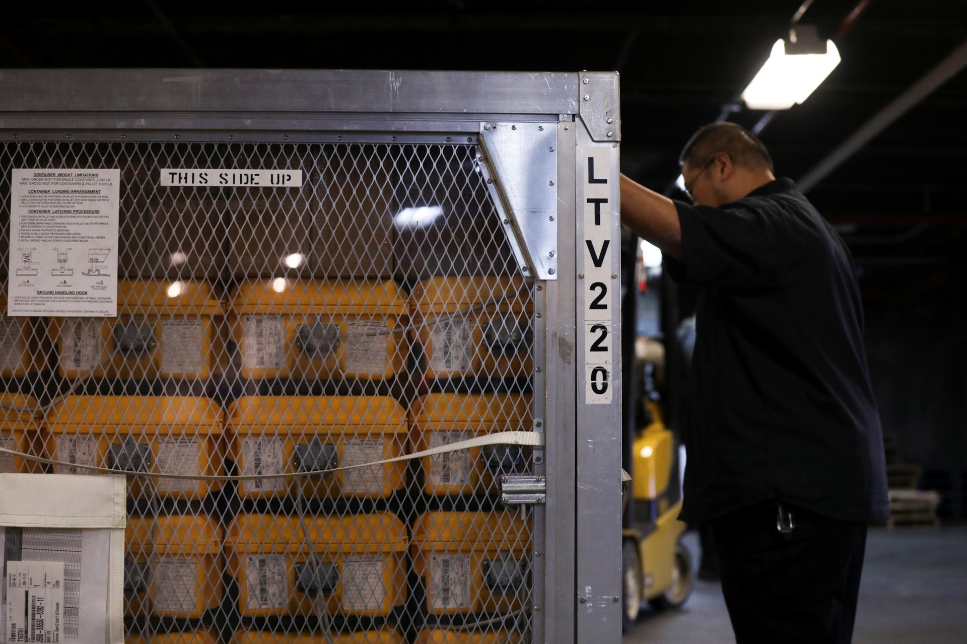 新型冠狀病毒肺炎:美國已加快生產呼吸輔助機,但仍供不應求。圖為工作人員在紐約市應急管理倉庫運送呼吸輔助機,黃色的箱子載有呼吸輔助機器,攝於3月24日。(Reuters) 新型冠狀病毒肺炎:美國已加快生產呼吸輔助機,但仍供不應求。圖為工作人員在紐約市應急管理倉庫運送呼吸輔助機,黃色的箱子載有呼吸輔助機器,攝於3月24日。(Reuters)