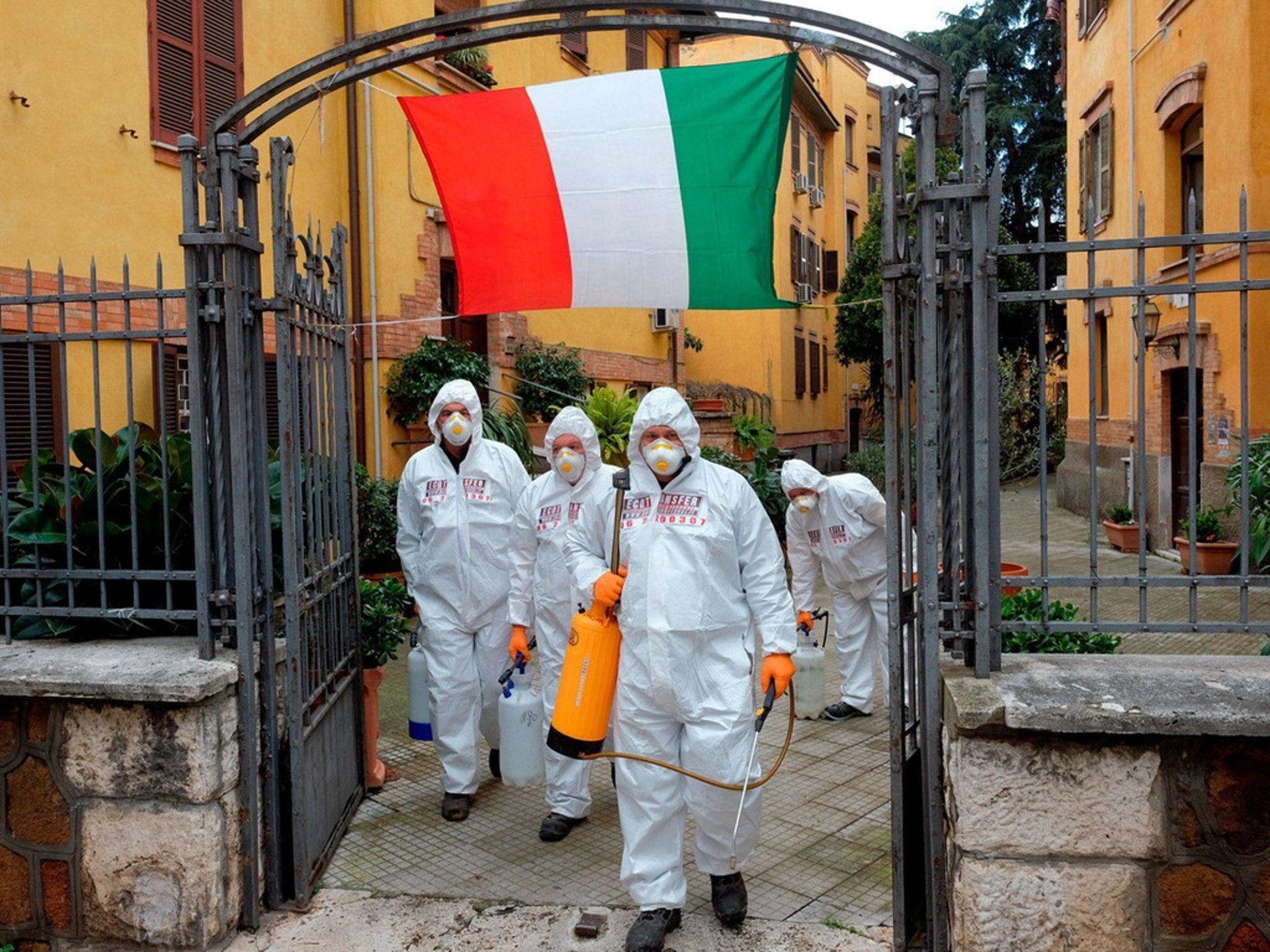 截至3月31日,意大利新冠肺炎確診病例累計達105,792例,死亡12,428例。圖為3月28日,在意大利羅馬,工作人員穿着防護服為一個社區進行消毒,以控制新冠病毒的傳播。(AP) 截至3月31日,意大利新冠肺炎確診病例累計達105,792例,死亡12,428例。圖為3月28日,在意大利羅馬,工作人員穿着防護服為一個社區進行消毒,以控制新冠病毒的傳播。(AP)