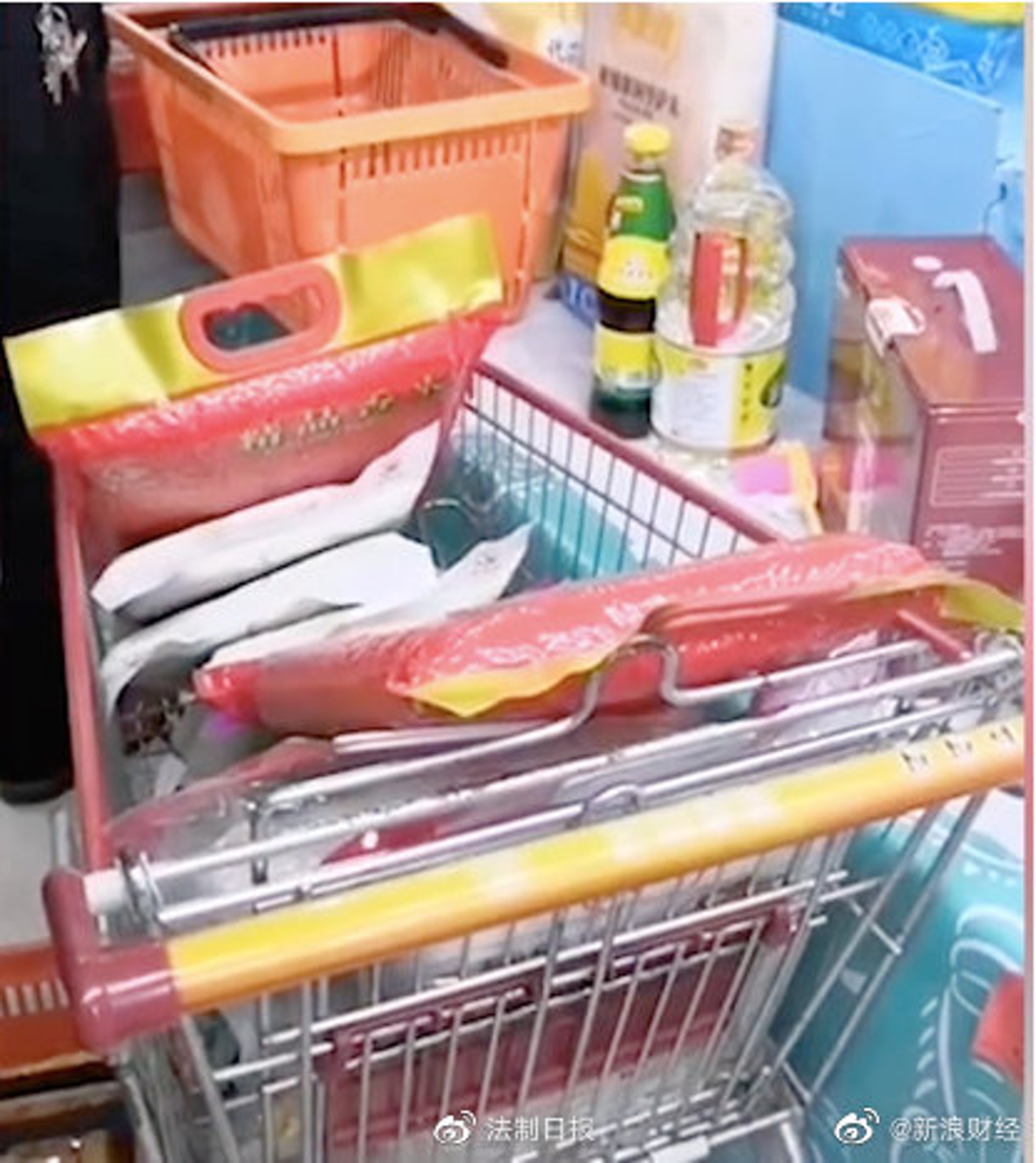 內地多地出現搶購糧油的情況,消息傳開後,各個鄉鎮也出現搶購景象。(法制日報) 內地多地出現搶購糧油的情況,消息傳開後,各個鄉鎮也出現搶購景象。(法制日報)