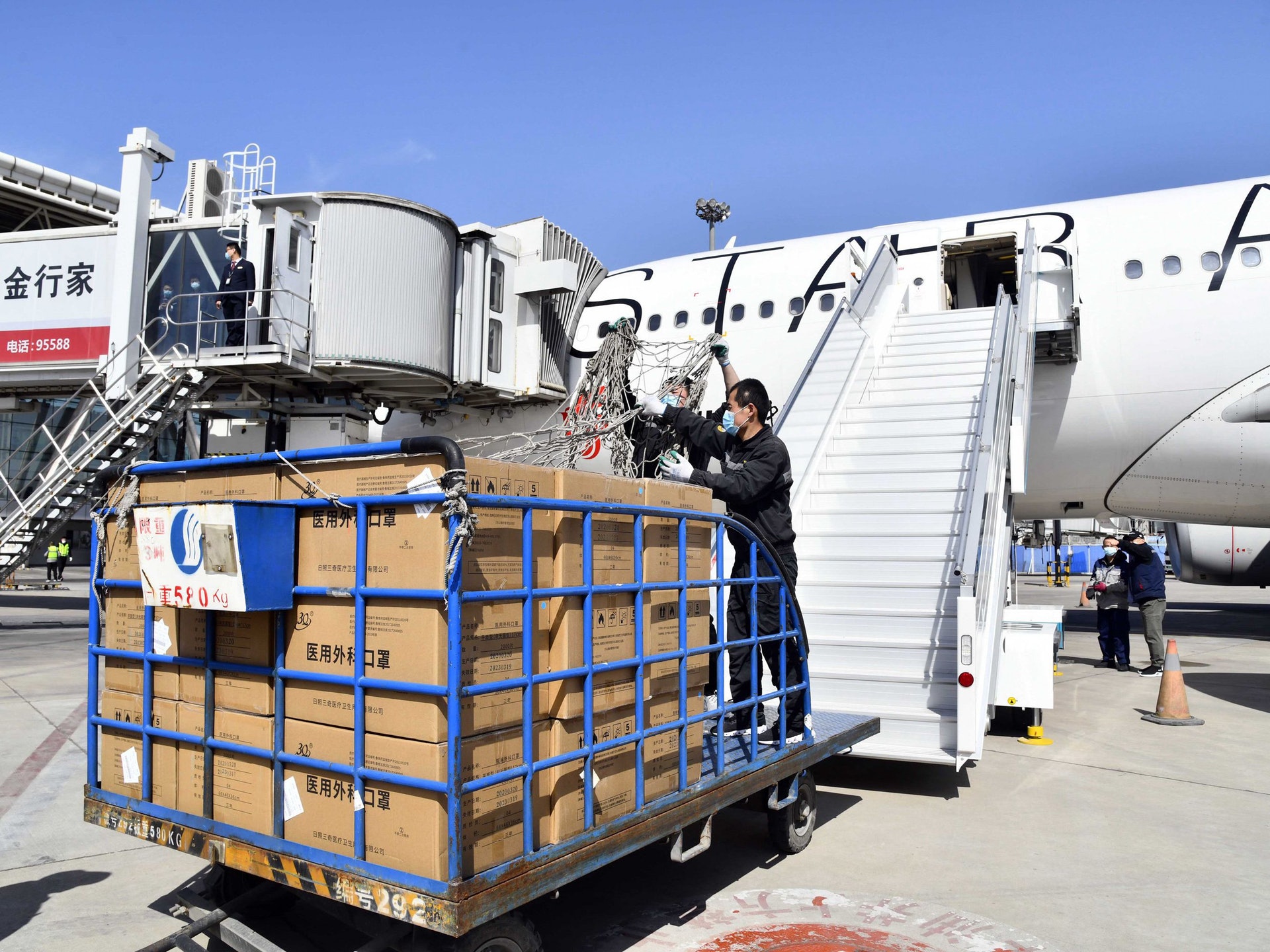 世界多國近期向中國購買大量的抗疫物資。圖為3月28日,在濟南遙牆國際機場,工作人員將山東省赴英國聯合工作組攜帶的援助物資裝機。(新華社) 世界多國近期向中國購買大量的抗疫物資。圖為3月28日,在濟南遙牆國際機場,工作人員將山東省赴英國聯合工作組攜帶的援助物資裝機。(新華社)