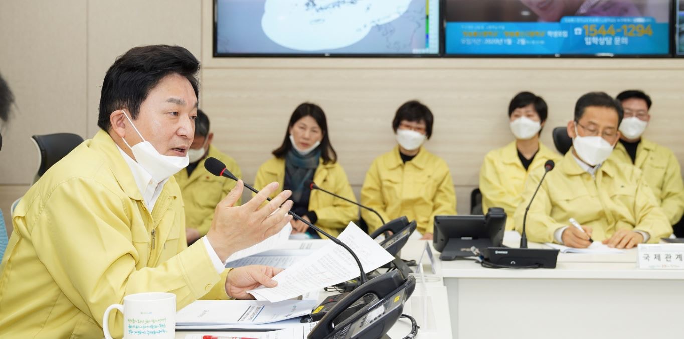 濟州知事元喜龍（左）斥責涉事母女在出現症狀後繼續在濟州旅遊，圖為元喜龍2月出席會議時發言（fb@원희룡）