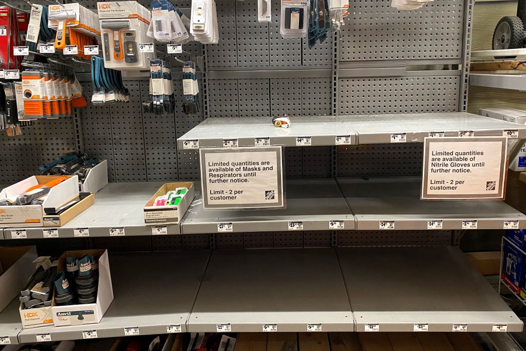 圖為4月1日在美國馬里蘭州一間商店內，本來擺放口罩的貨架已經清空（Getty）