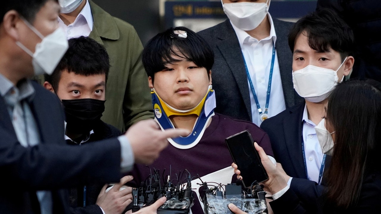韓國「N號房」事件的主犯趙周斌(音譯,又名趙主彬)由警方押送至首爾的檢察辦公室。(路透社) 韓國「N號房」事件的主犯趙周斌(音譯,又名趙主彬)由警方押送至首爾的檢察辦公室。(路透社)
