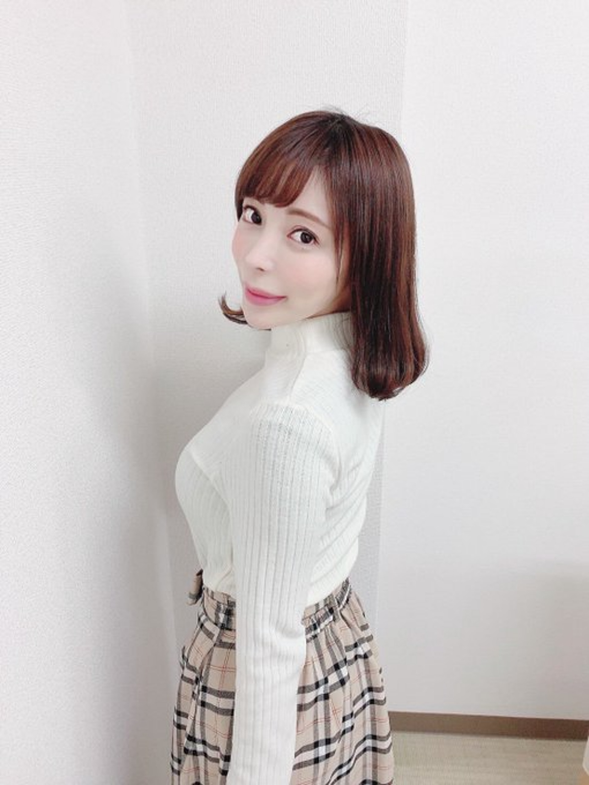 退役後,櫻井彩說自己想像普通人一樣生活,目前她會接一些攝影會及陪酒的工作。(Twitter圖片) 退役後,櫻井彩說自己想像普通人一樣生活,目前她會接一些攝影會及陪酒的工作。(Twitter圖片)