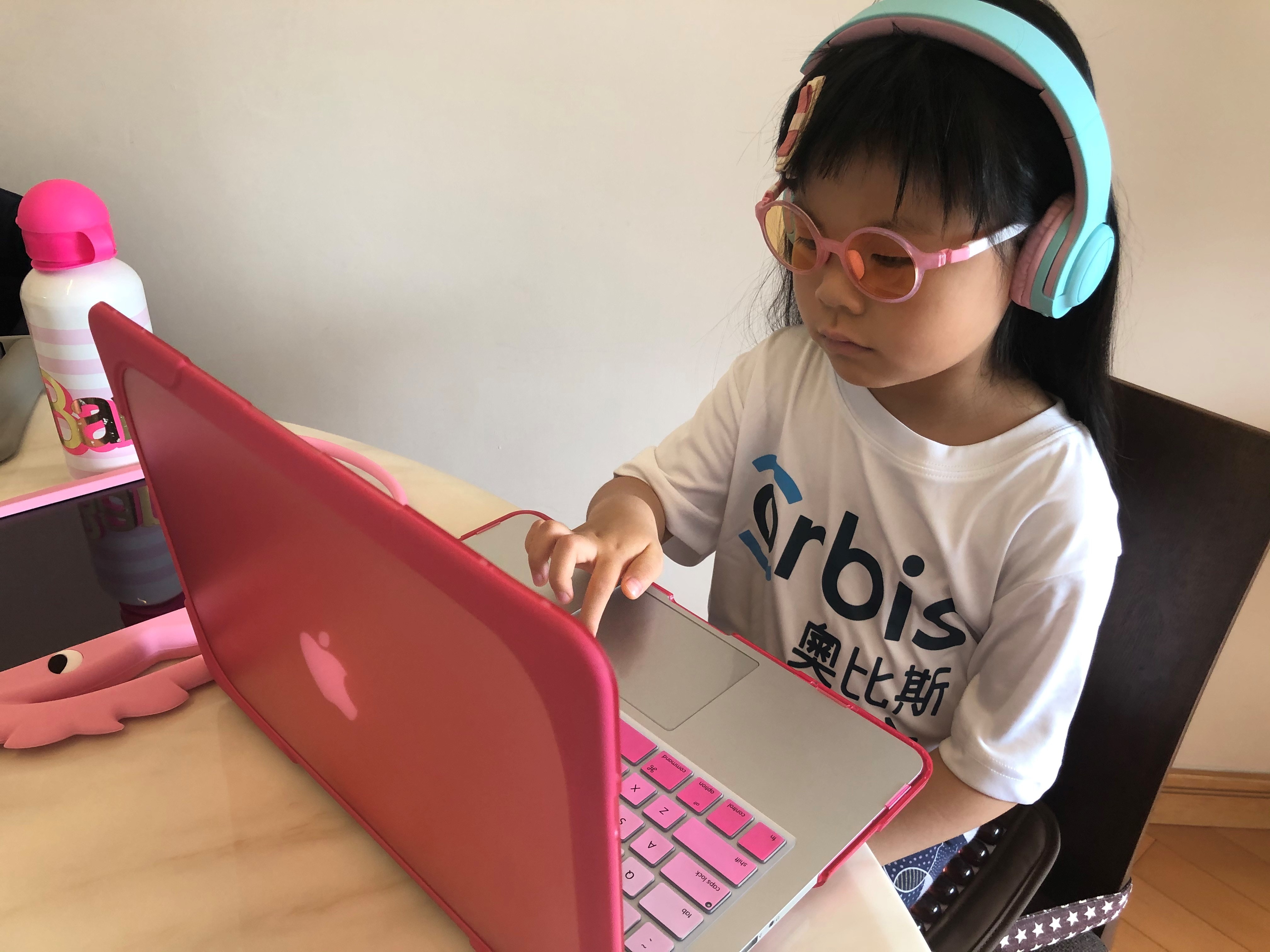年紀小小的曾郁琳Andrea，在停課期間每日使用電子產品的時間，由1.5小時，增加至3.5小時。