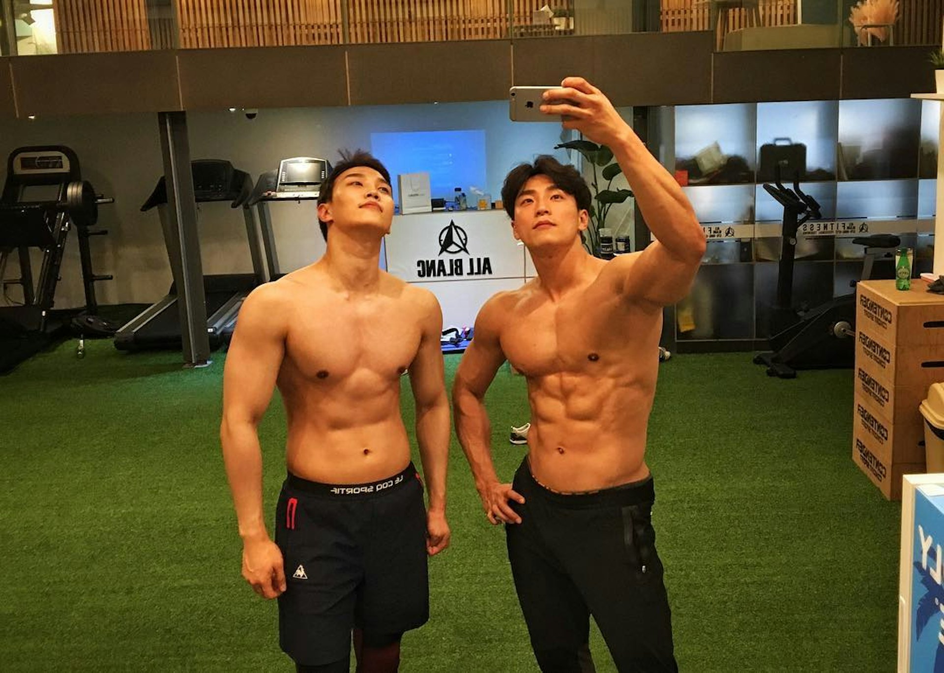 韓國幾位人氣健身教練拍片教宅女健身,吸粉過百萬。(coolguy_no.5@Instagram) 韓國幾位人氣健身教練拍片教宅女健身,吸粉過百萬。(coolguy_no.5@Instagram)