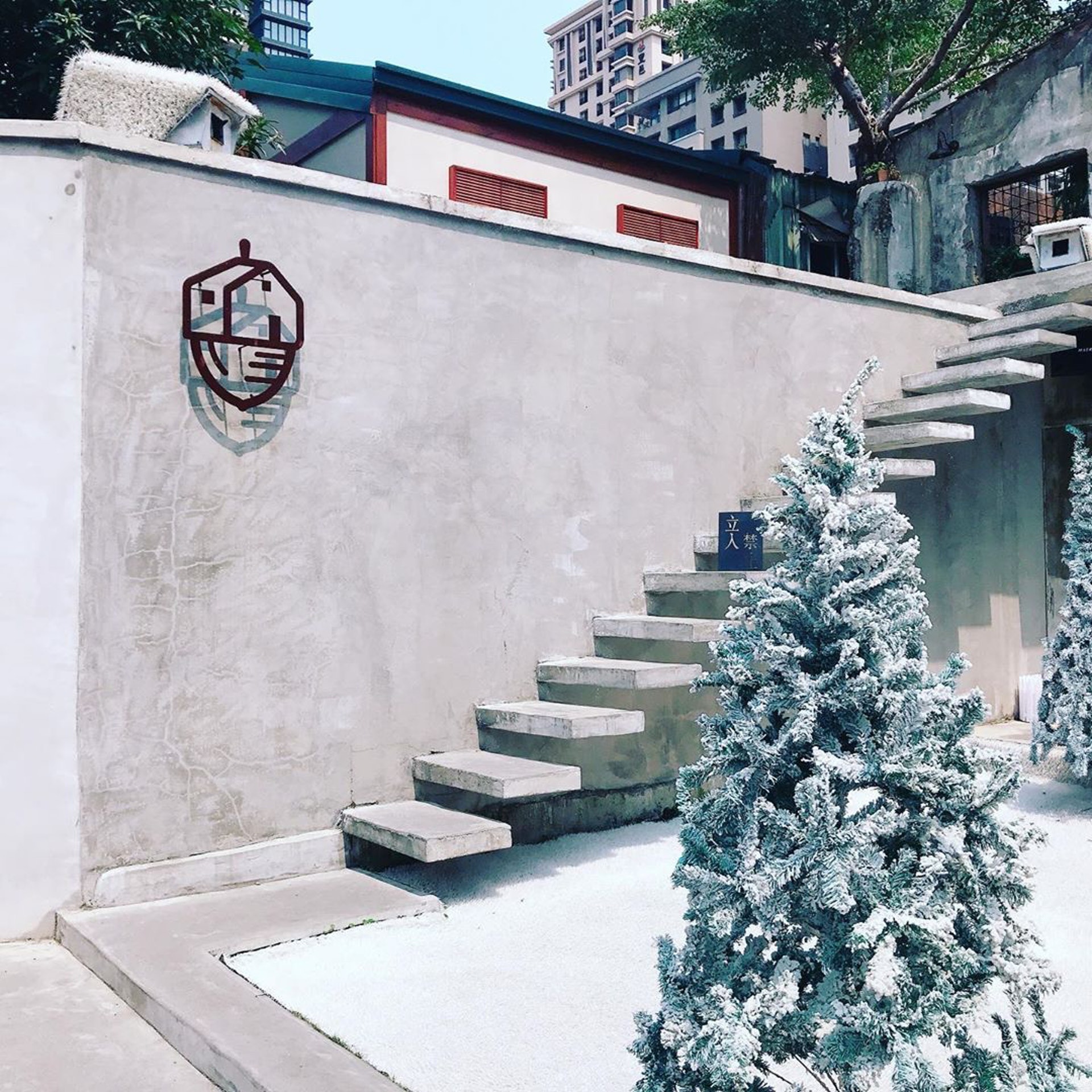 挑高至二樓的牆面,彩繪超大幅的鸚鵡壁畫,玻璃結構結合半毀紅磚牆,加上庭院綠地與造型樓梯等,搭配空間內大量的綠色植栽,呼應屋頂上方老樹伸枝展葉的濃綠,頗有韓系咖啡館的風格。(IG@dabby421
) 挑高至二樓的牆面,彩繪超大幅的鸚鵡壁畫,玻璃結構結合半毀紅磚牆,加上庭院綠地與造型樓梯等,搭配空間內大量的綠色植栽,呼應屋頂上方老樹伸枝展葉的濃綠,頗有韓系咖啡館的風格。(IG@dabby421
)