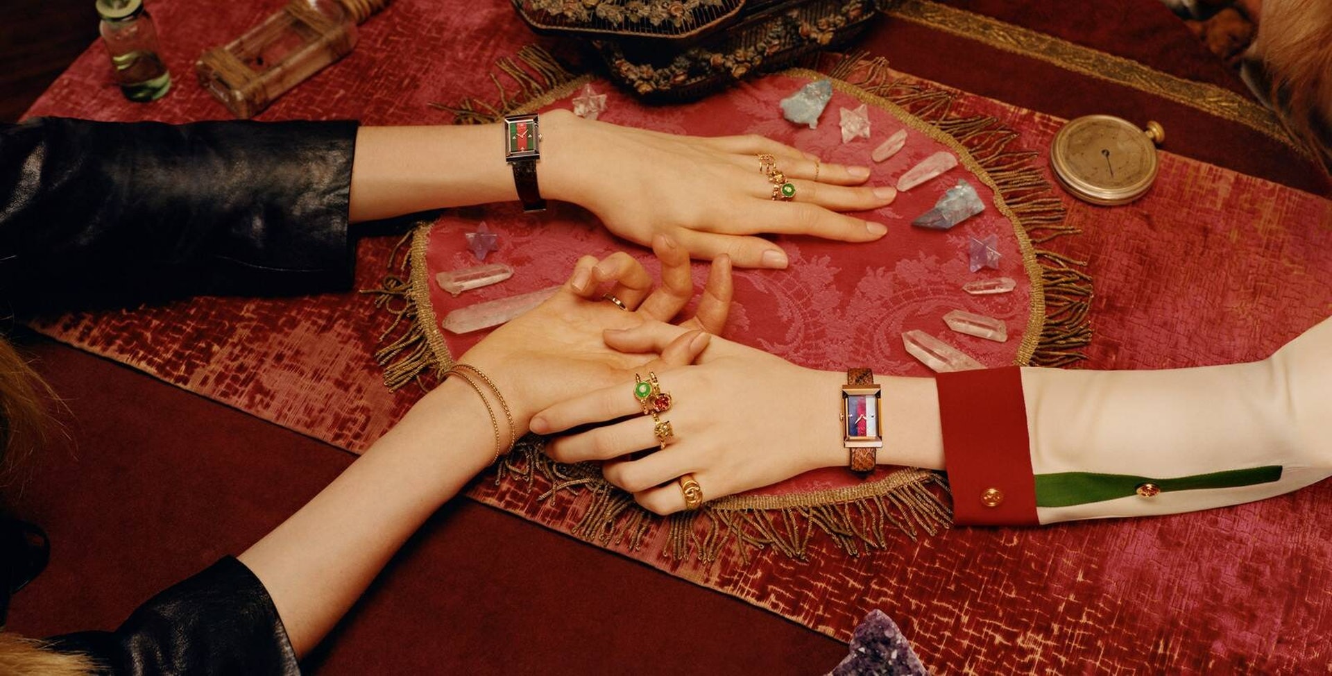 Fashion Jewelry的特徵在近幾年的各大秀場、荷里活電影電視劇裏越來越鮮明(Gucci官方網站) Fashion Jewelry的特徵在近幾年的各大秀場、荷里活電影電視劇裏越來越鮮明(Gucci官方網站)