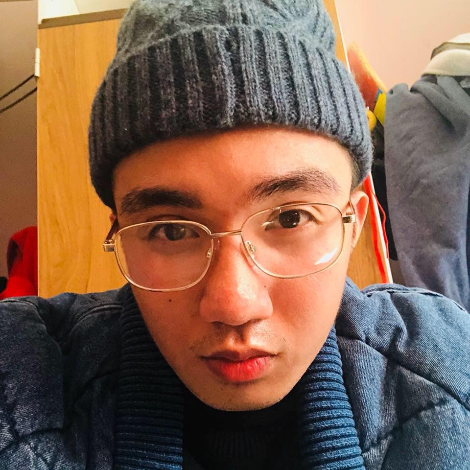 英國23歲護士約翰4月3日值完夜班返家，向家人稱經歷一整天的劇烈頭痛及高燒。（Facebook@John Alogos）