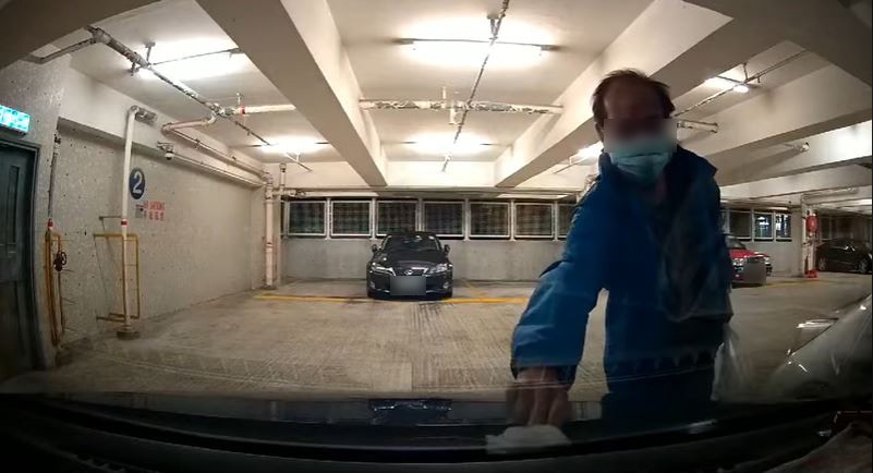 黃大仙有男子日前把用過紙巾刻意放在一輛私家車的擋風玻璃上，過程被車Cam拍下。（fb「慈雲山資訊交流」）