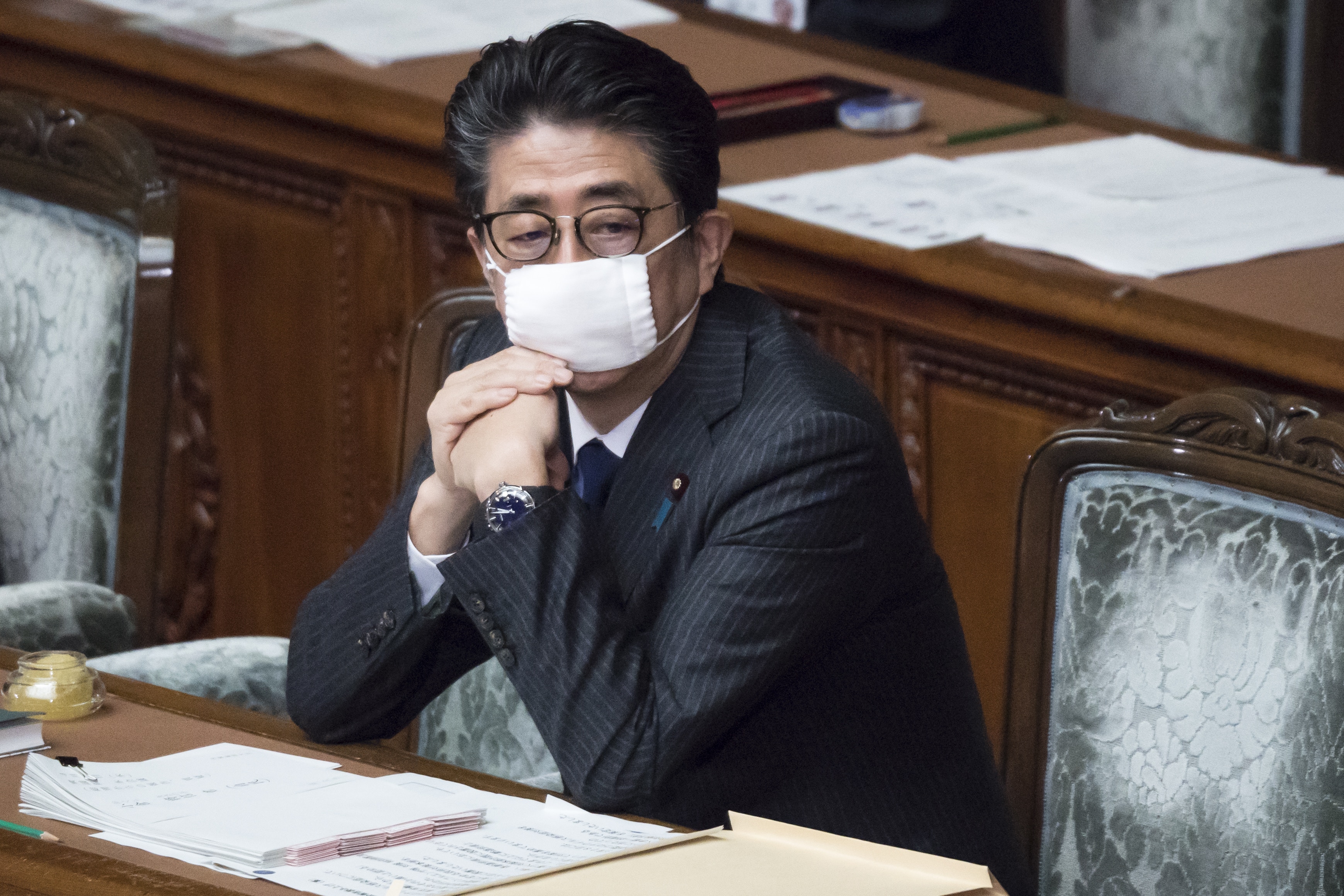 新型冠狀病毒肺炎：日本首相安倍晉三準備最快在7日宣佈緊急狀態。圖攝於4月2日，國會出席參議院會議。（Getty）