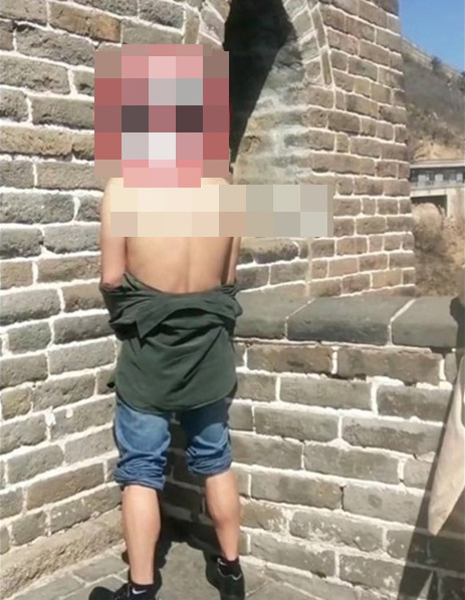 周日一張照片在微博瘋傳, 一名男子疑在長城上小便,當局已聯同警方調查。(微博圖片) 周日一張照片在微博瘋傳, 一名男子疑在長城上小便,當局已聯同警方調查。(微博圖片)