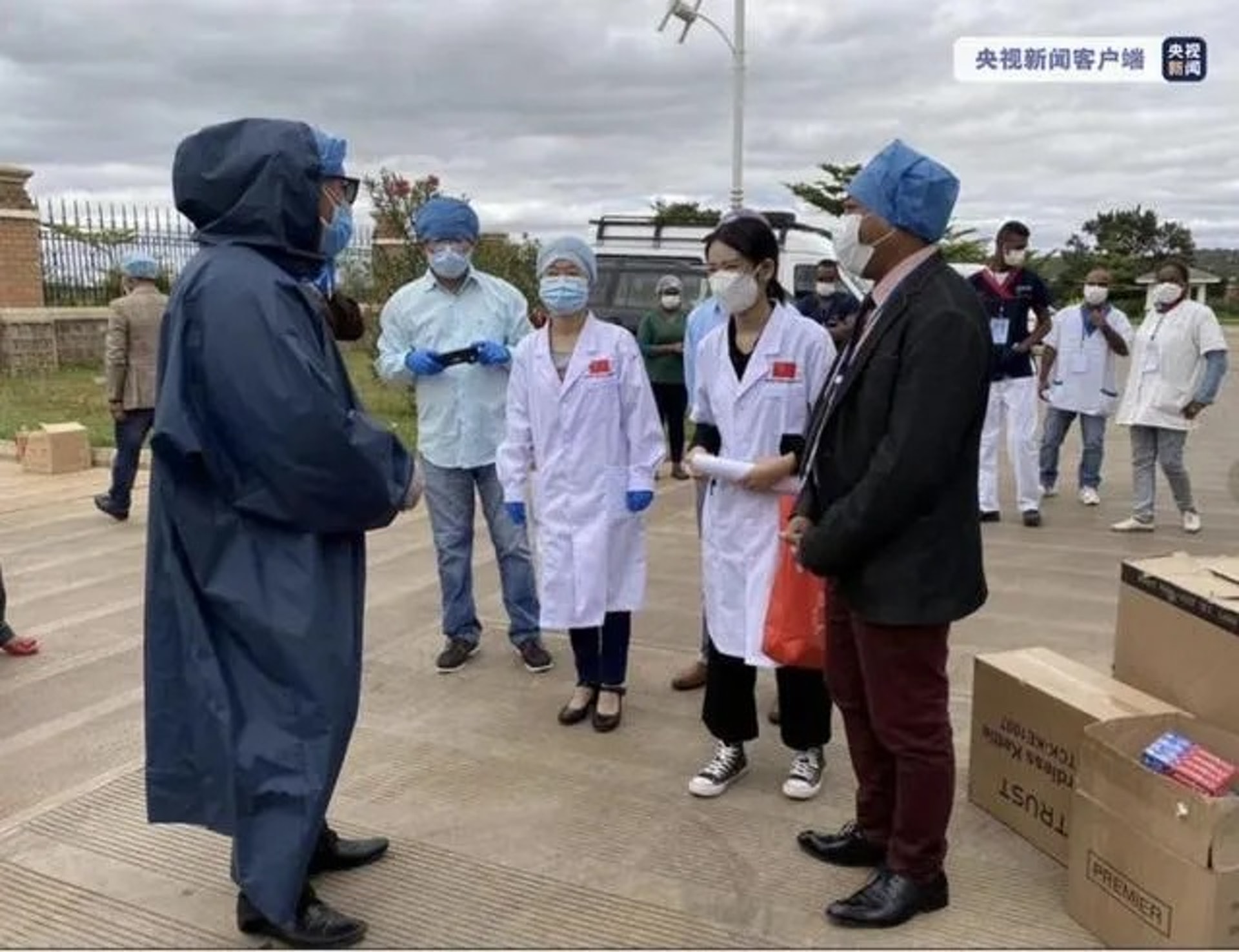 中國援馬達加斯加醫療隊和當地醫生交流中國經驗。(央視新聞) 中國援馬達加斯加醫療隊和當地醫生交流中國經驗。(央視新聞)