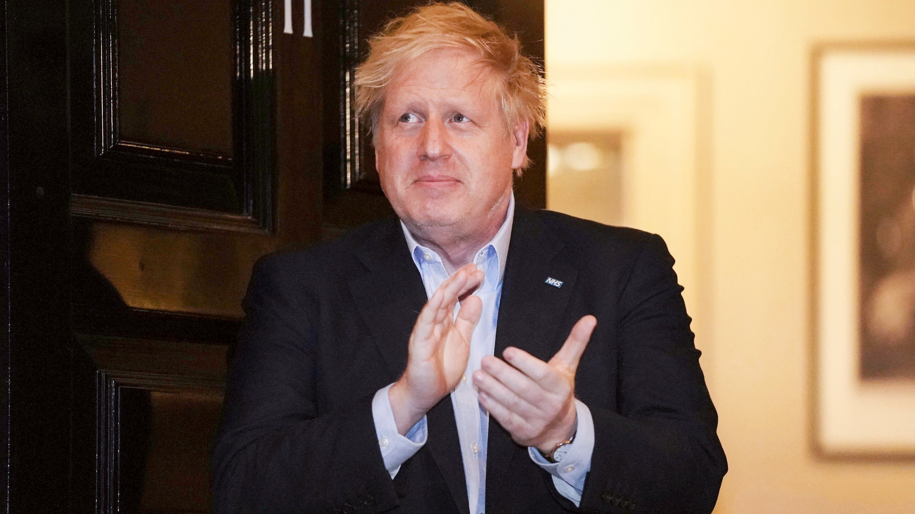 英國首相約翰遜3月27日確診患上新冠肺炎,但過了7天隔離期後仍有包括發燒在內的徵狀,4月5日應醫生建議進入倫敦聖托馬斯醫院接受治療。圖為他4月2日晚現身唐寧街11號大門,為國內醫護人員拍掌。(AP) 英國首相約翰遜3月27日確診患上新冠肺炎,但過了7天隔離期後仍有包括發燒在內的徵狀,4月5日應醫生建議進入倫敦聖托馬斯醫院接受治療。圖為他4月2日晚現身唐寧街11號大門,為國內醫護人員拍掌。(AP)