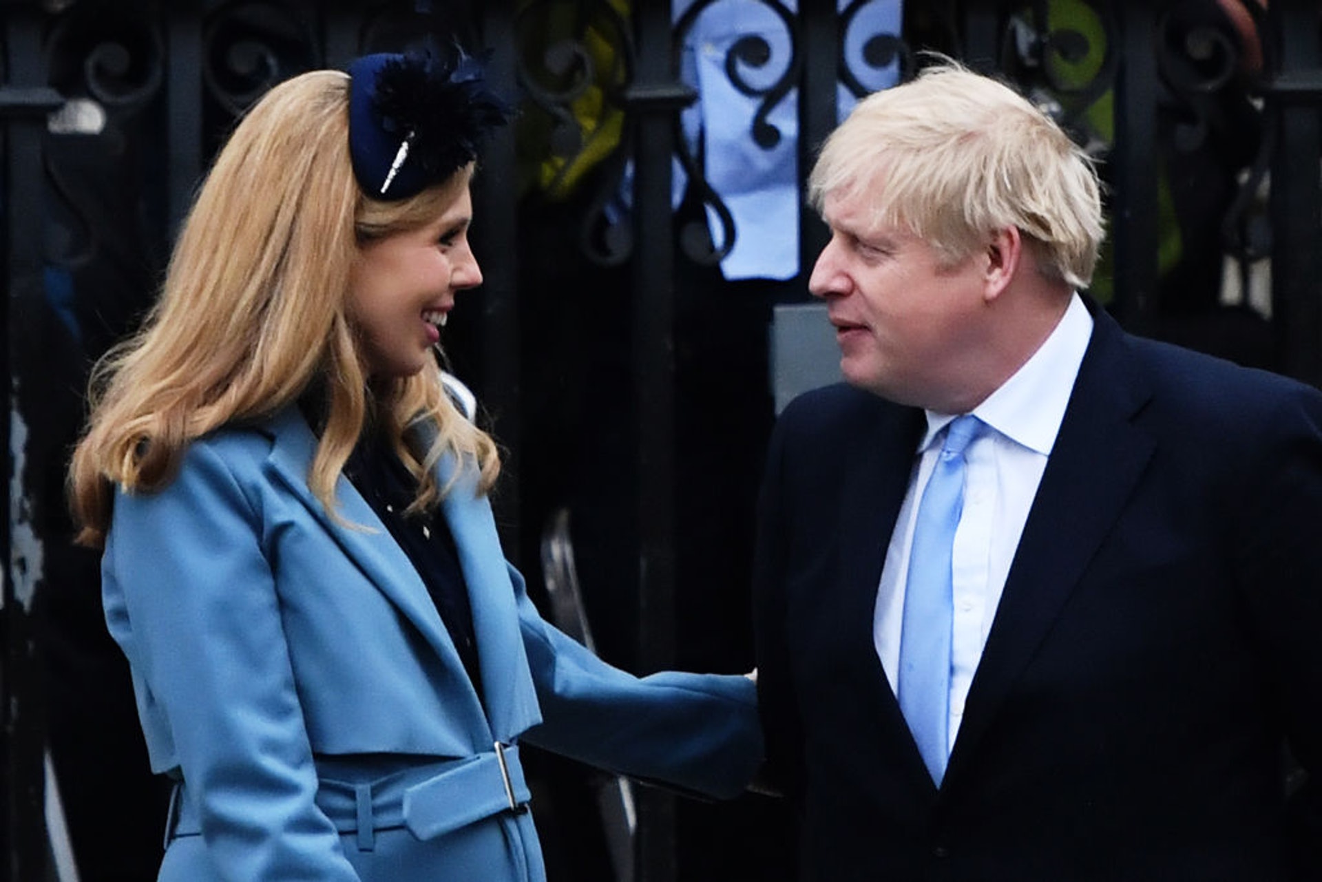 圖為約翰遜(右)與西蒙茲(左)2020年3月初在倫敦出席公開活動(Getty) 圖為約翰遜(右)與西蒙茲(左)2020年3月初在倫敦出席公開活動(Getty)