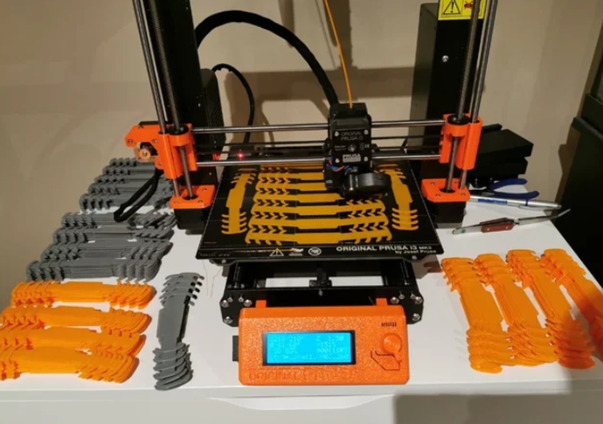 Quinn大方分享設計圖，呼籲有3D打印機的人一同製作膠條供有需要醫護使用。（thingiverse網頁圖片）