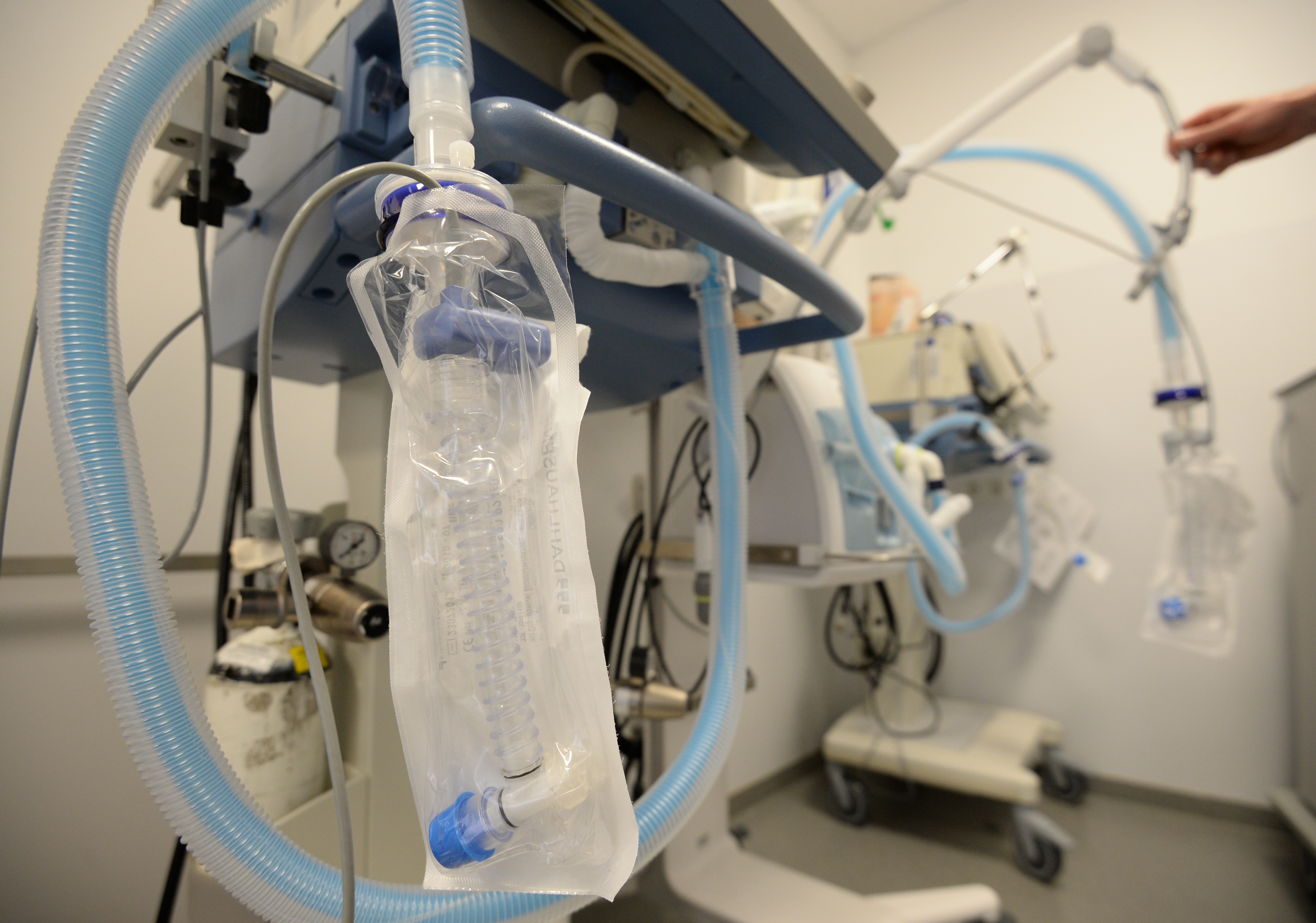 新型冠狀病毒肺炎：攝於3月21日，德國St. Josefskrankenhaus 醫院內深切治療部的呼吸輔助機。（Getty）