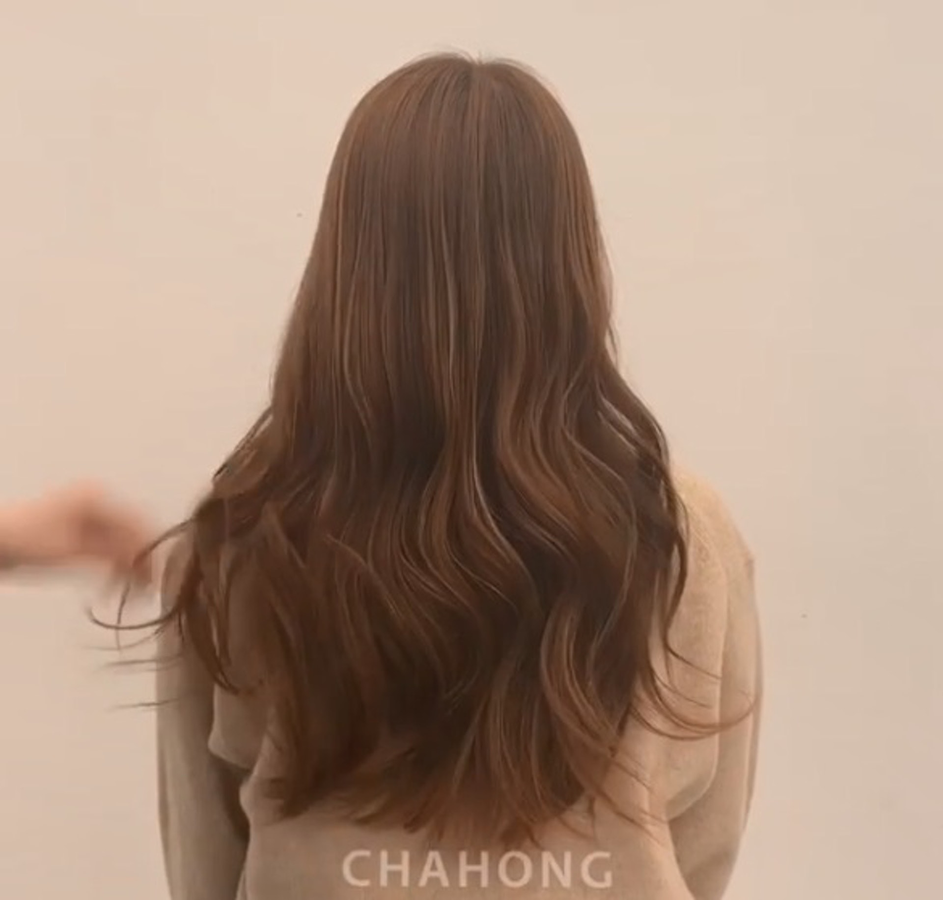 想要舒適地達到曲髮效果,則可將頭髮編成雙包髻。(chahong.official@Instagram) 想要舒適地達到曲髮效果,則可將頭髮編成雙包髻。(chahong.official@Instagram)