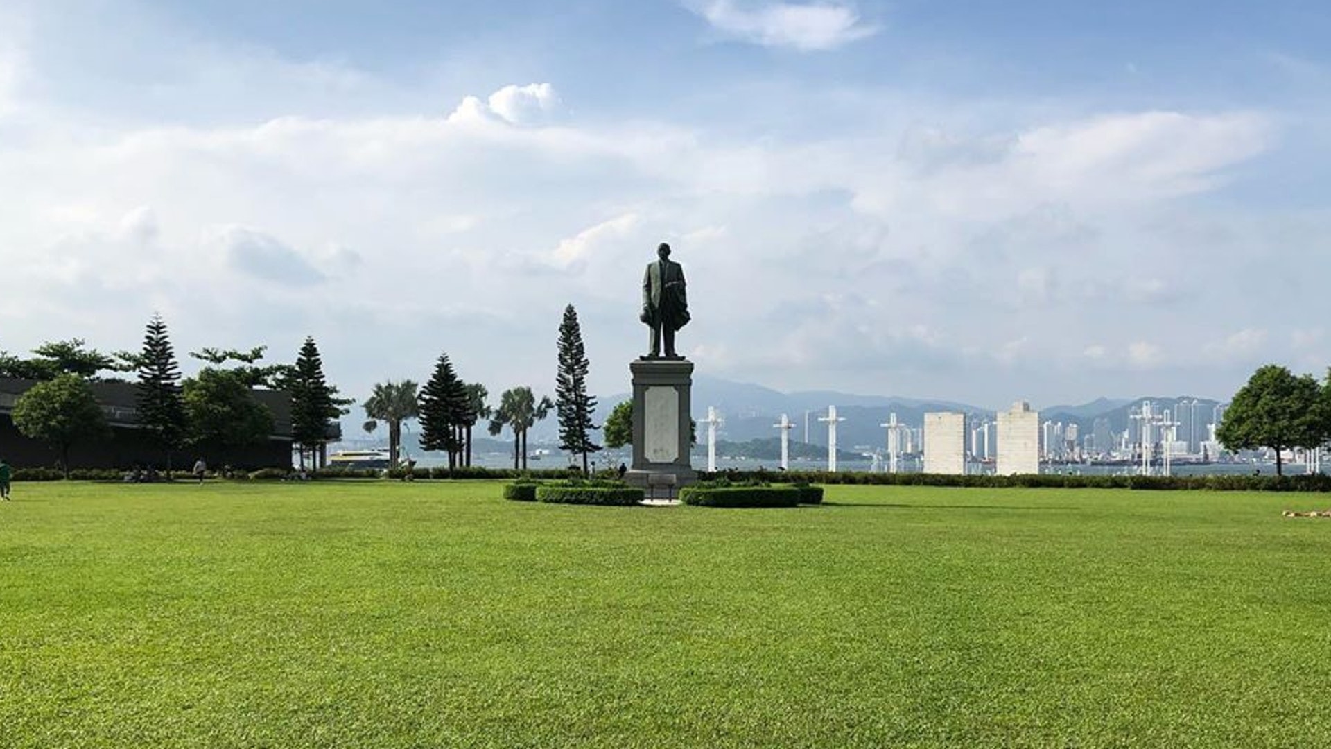 中山紀念公園有一大片圓形大草地,非常適合野餐、玩樂。 中山紀念公園有一大片圓形大草地,非常適合野餐、玩樂。