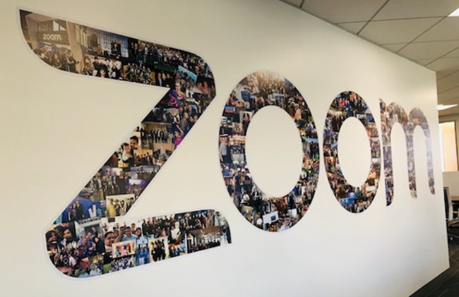 爸爸堅持每日陪女兒zoom上堂出聲搶答問題老師 教佢定阿女 香港01 熱爆話題 爸爸堅持每日陪女兒zoom上堂出聲搶答問題老師 教佢定阿女 香港01 熱爆話題