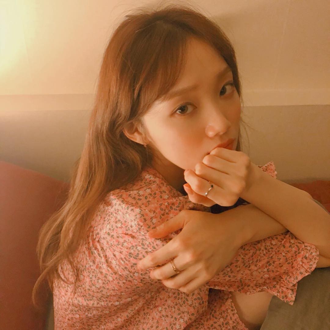 李聖經穿上粉色碎花連身裙,增加溫柔感。(heybiblee@Instagram)
