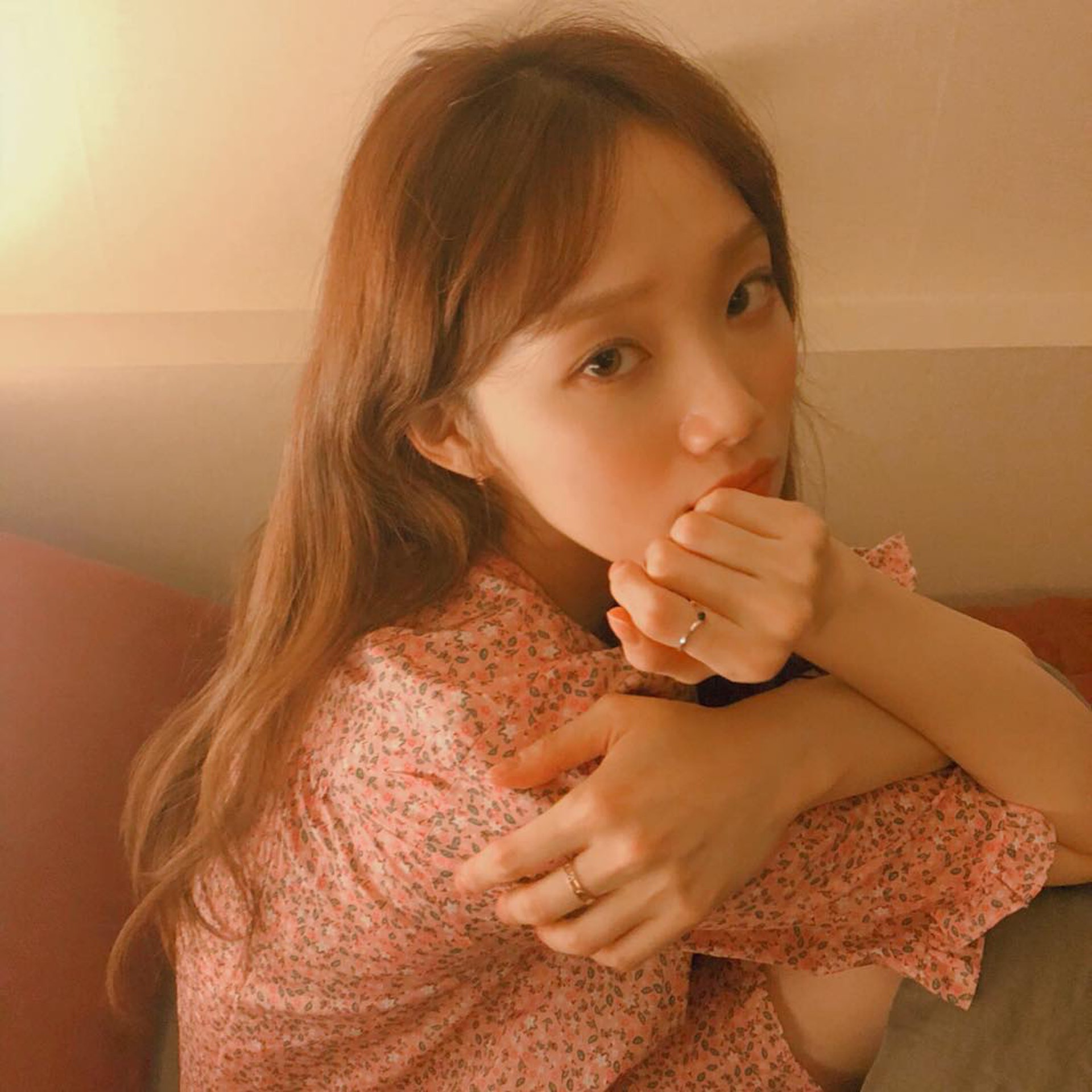 李聖經穿上粉色碎花連身裙,增加溫柔感。(heybiblee@Instagram)